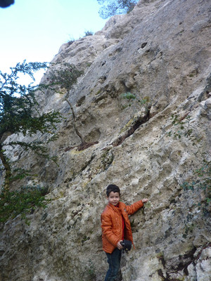 à Oppede vaucluse, un grimpeur devant " ben 10 " à Oppede vaucluse, un grimpeur devant " ben 10 "