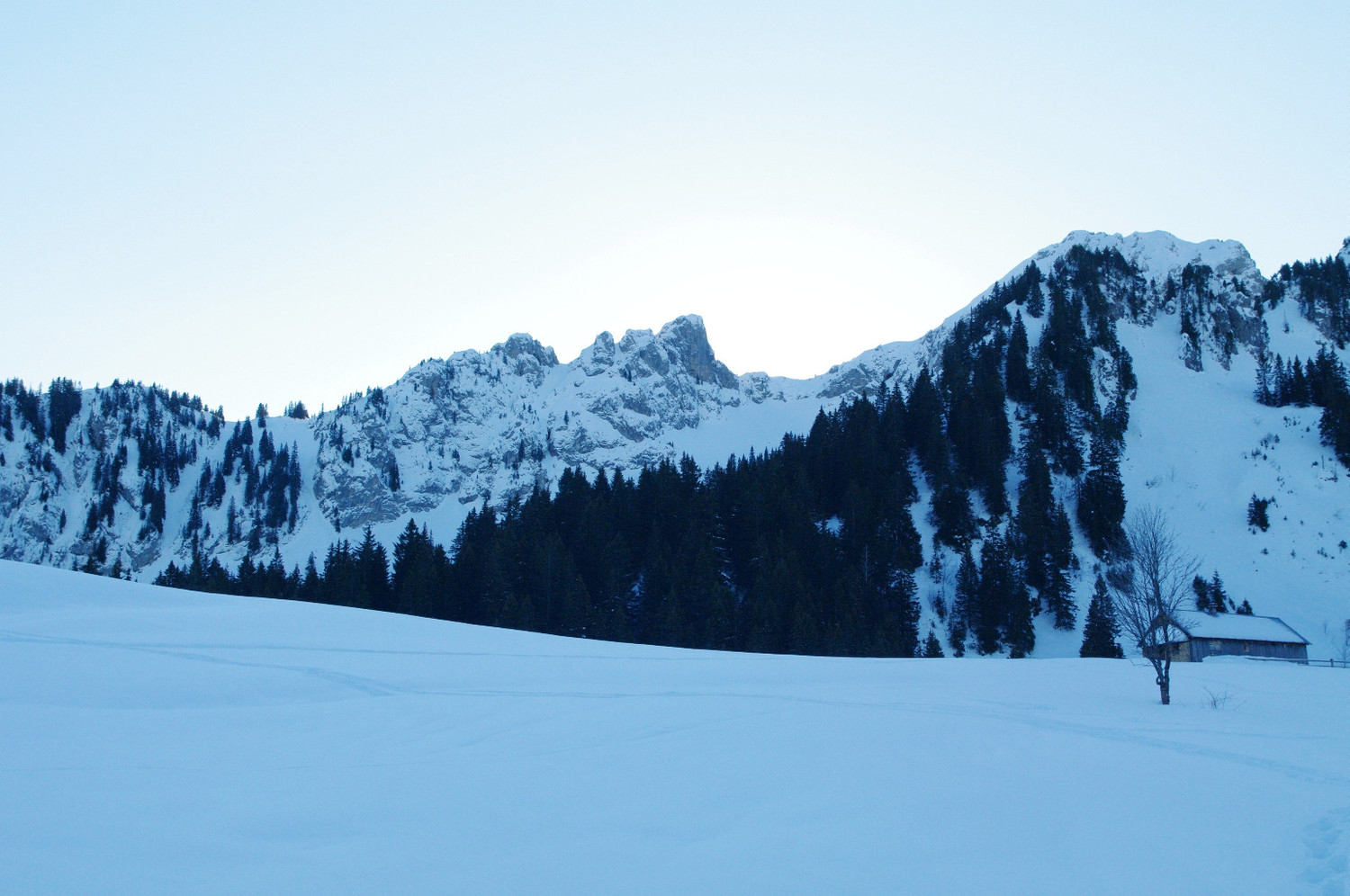 Couloir de gauche descendu 2j avant, et col de la Friche de Pététoz en vue