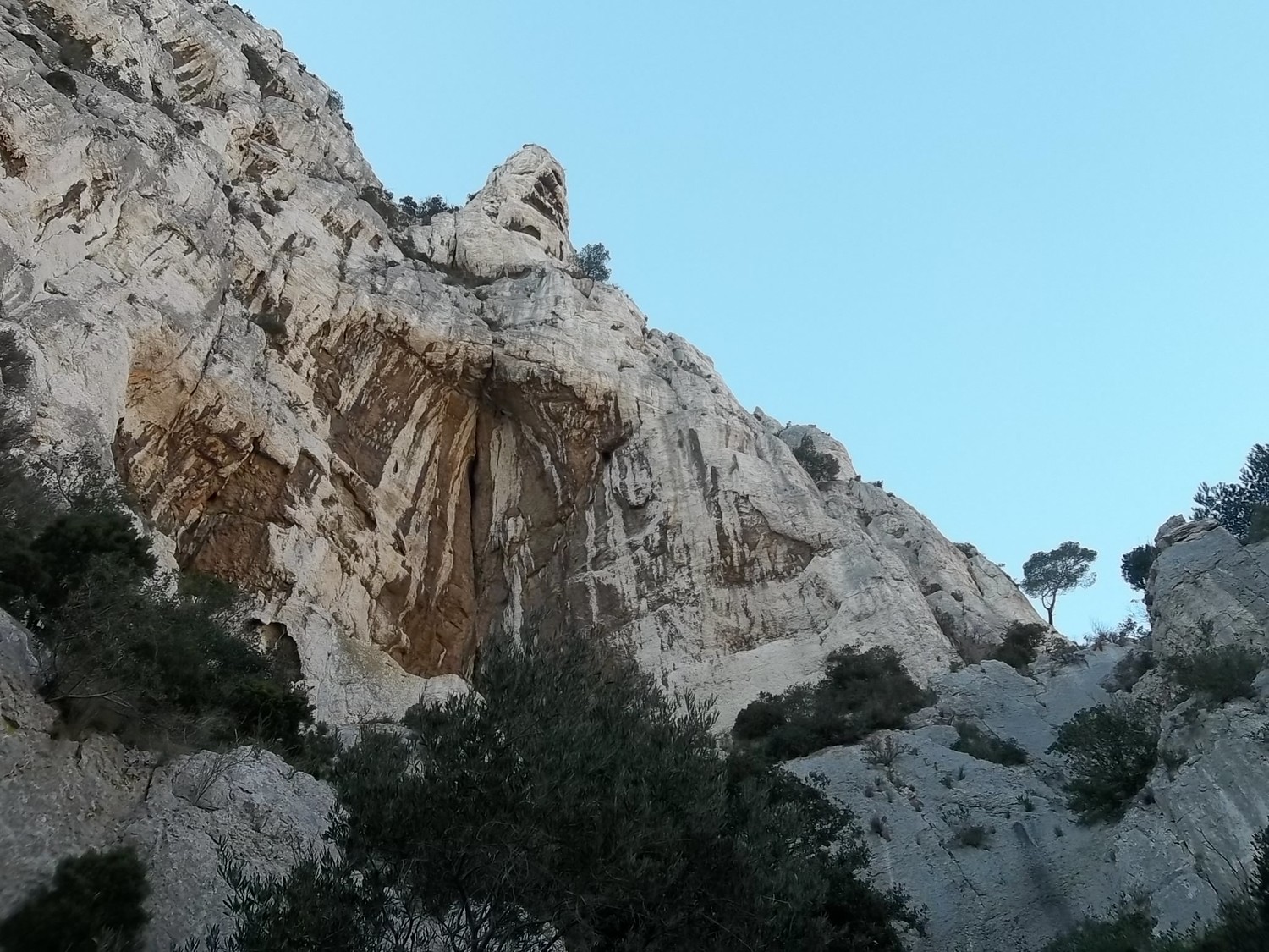 cp'est le pilier à droite de la baume.Passe en haut à droite du surplomb