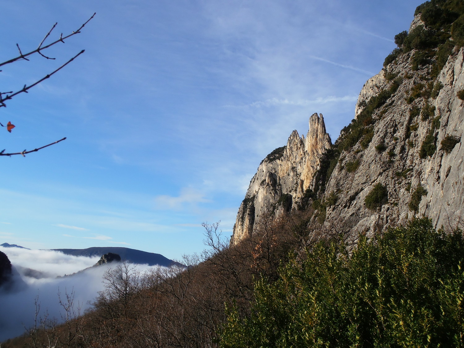 Brouillard sur Saoû, soleil sur l'Aiguille de la Tour