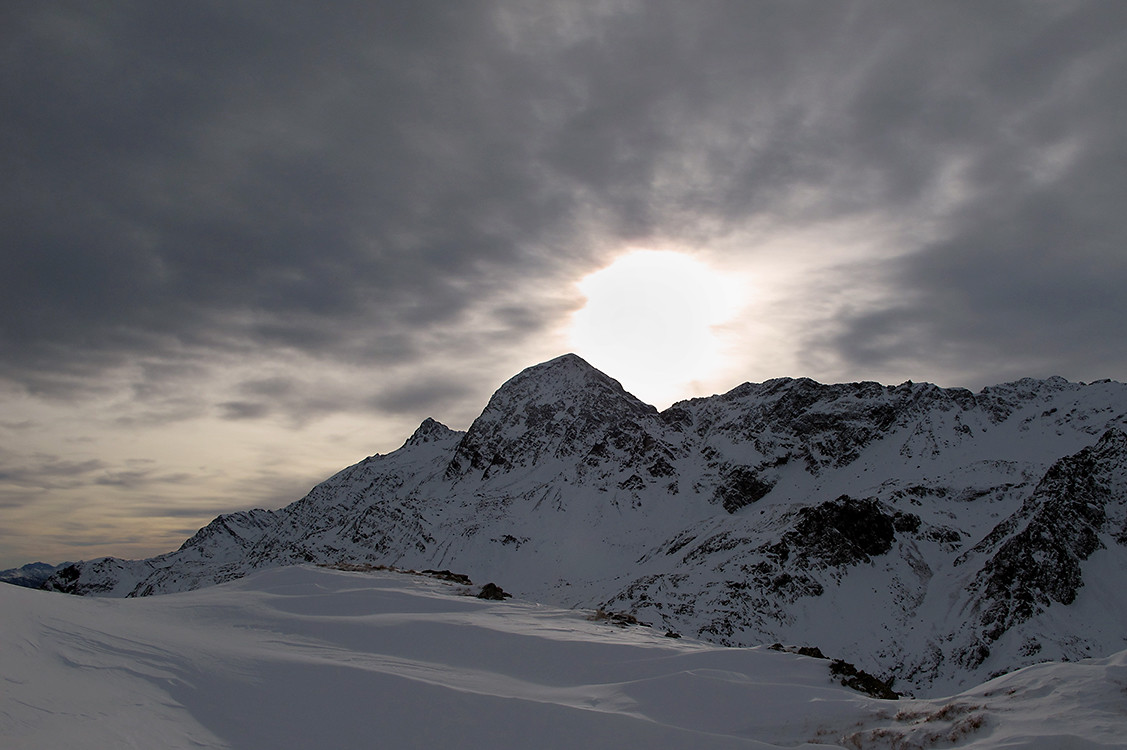 Costa del Bosco del Conte; dalla vetta, controluce sul Pizzo di Dosdè.