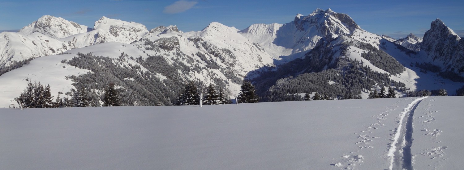 Panorama d'Autigny, de la Dent d'Oche au Mont Chauffé