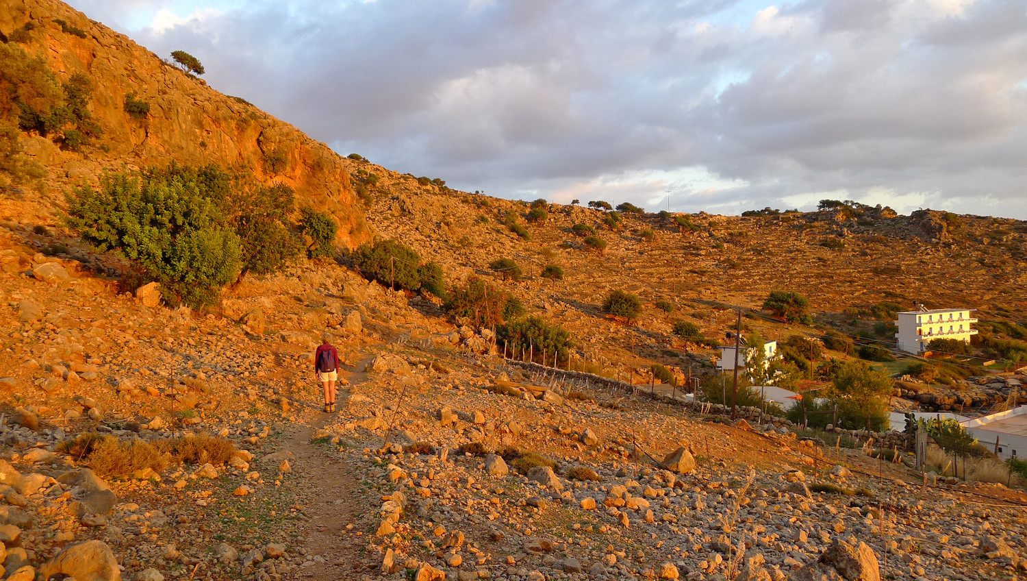 retour à Loutro avec le soleil qui décline