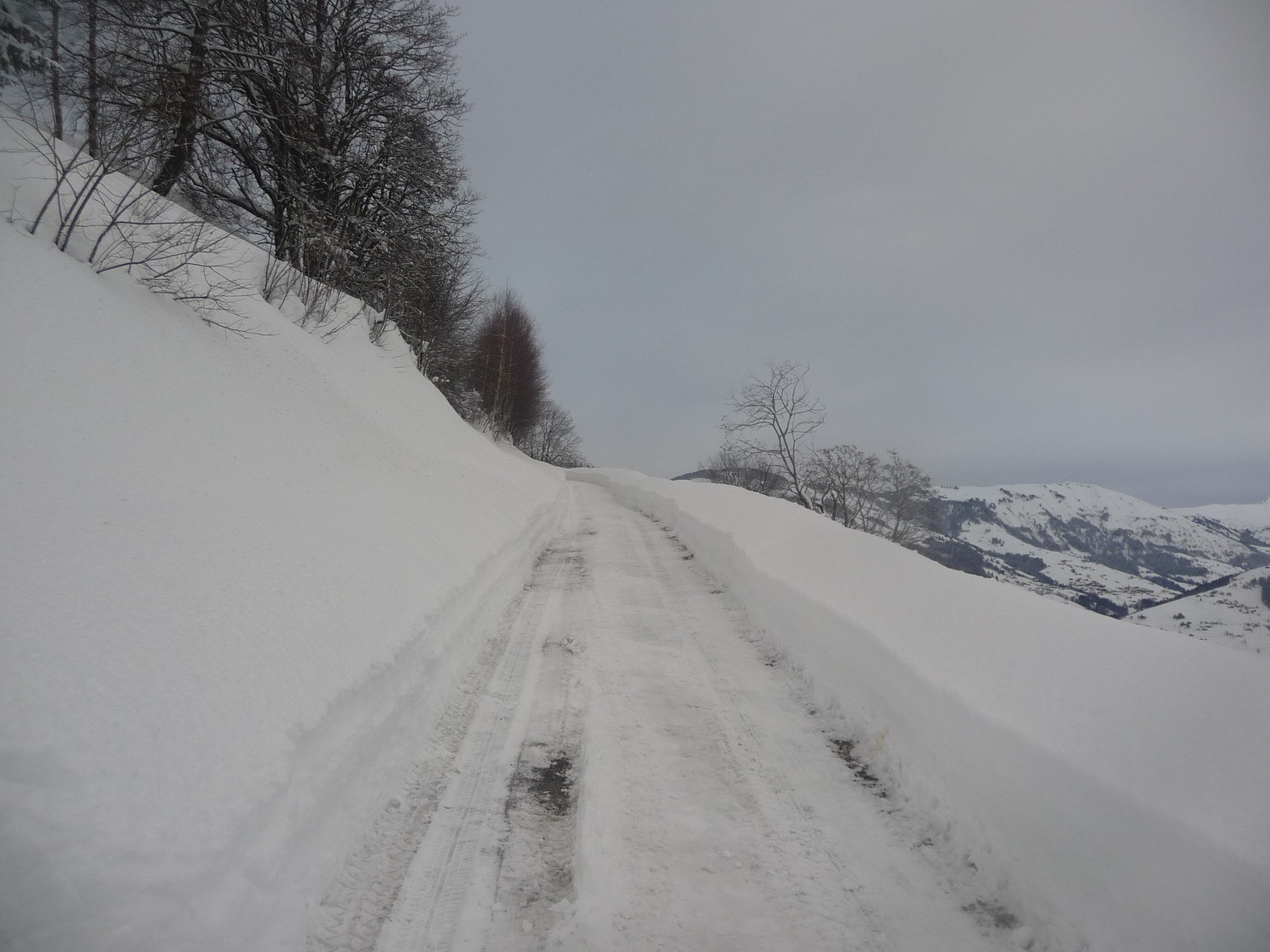 Route montant à la maisonnette