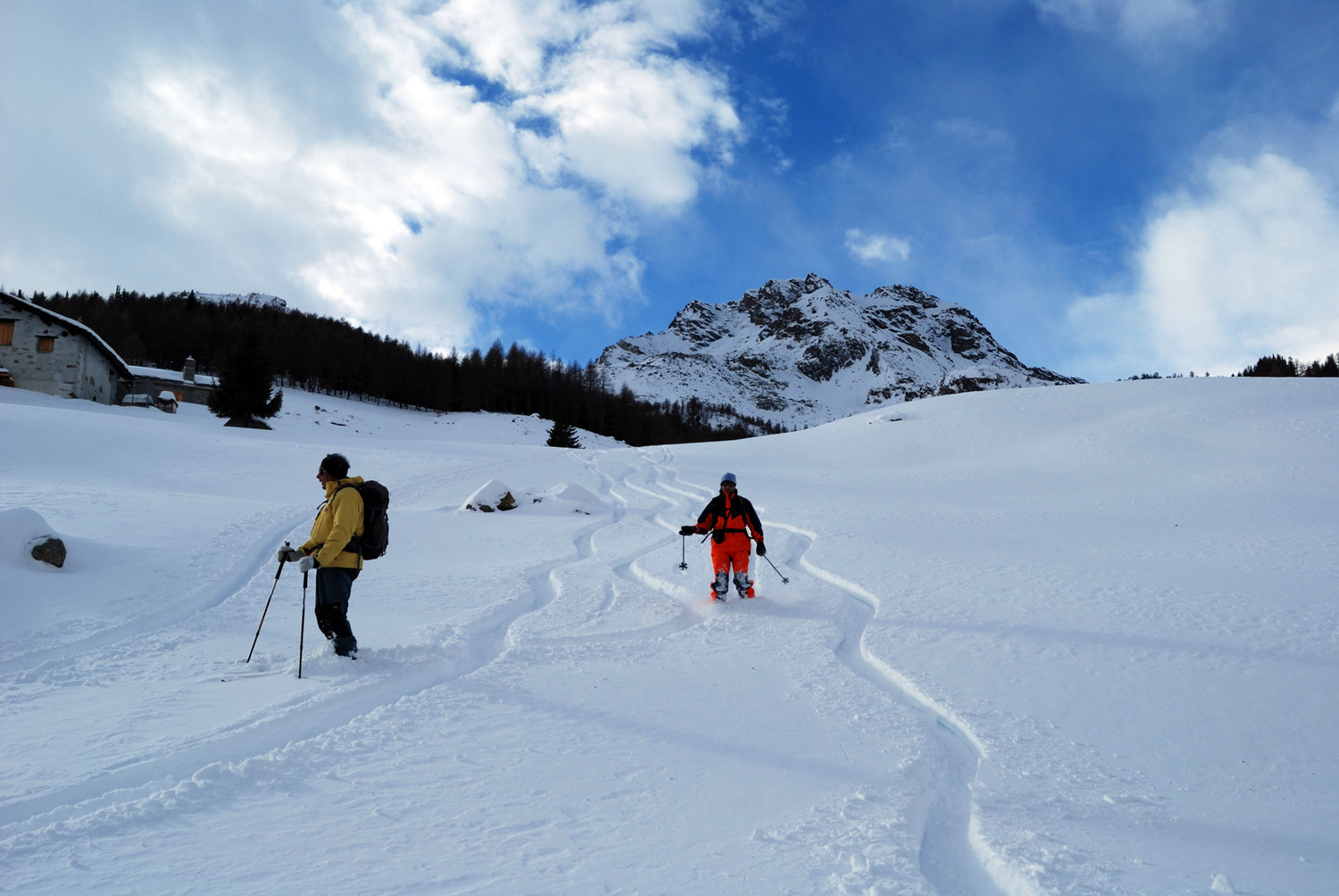 Sullo sfondo il Corno delle Ruzze 2808 m presso Munt da Campasc 1850 m
