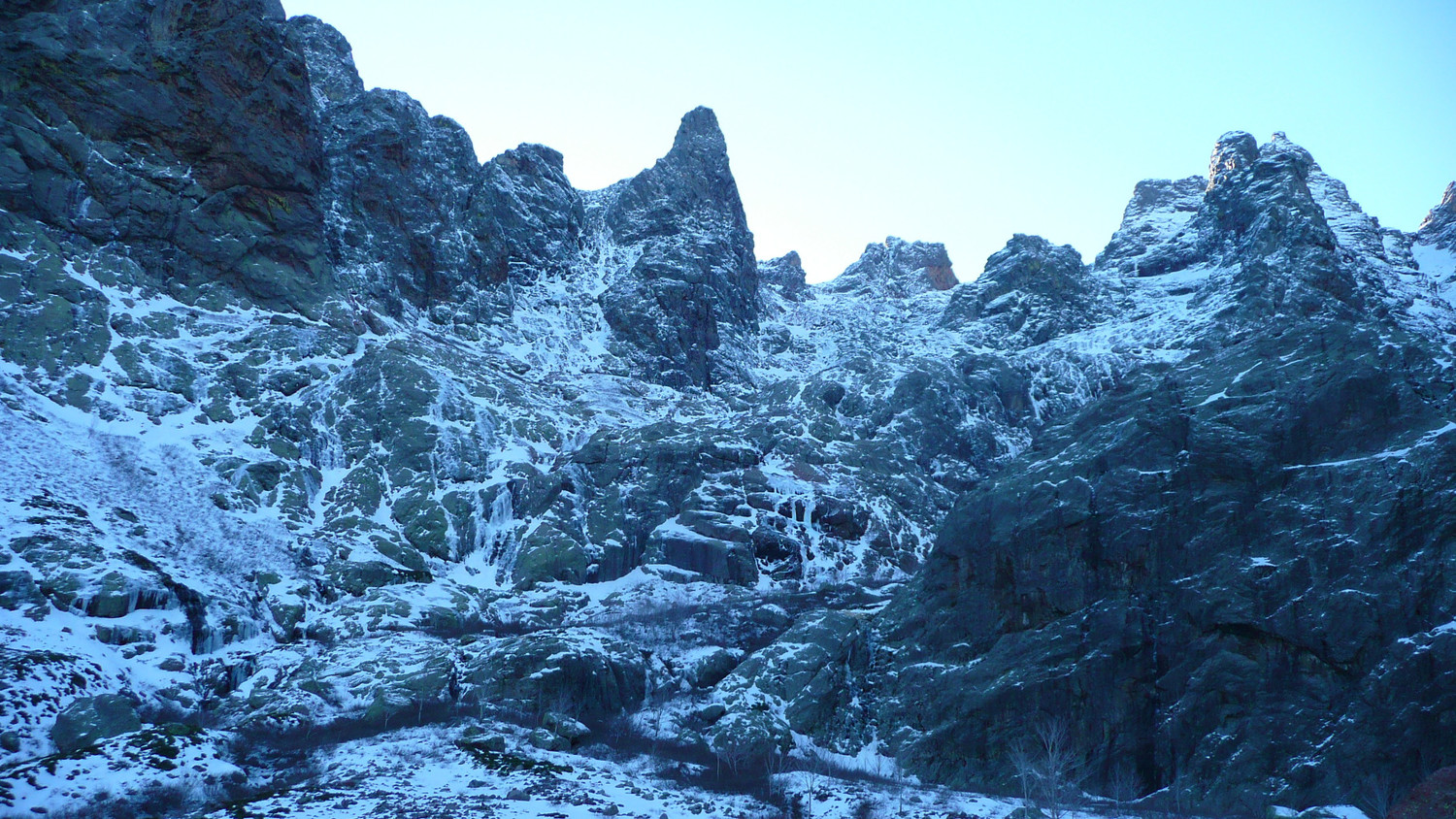 Côté N du Trimbulacciu, pas de neige mais de la glace