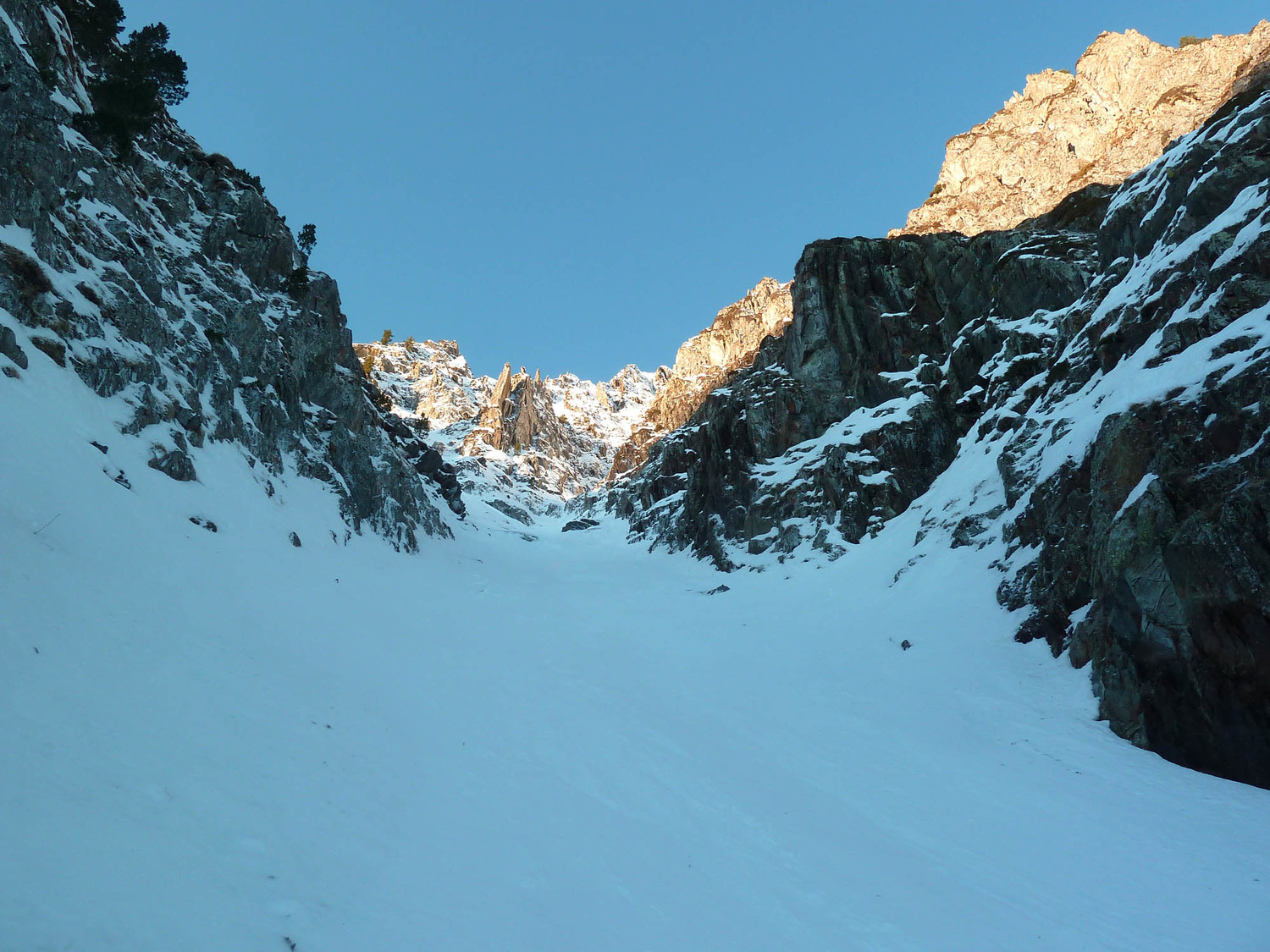 Le couloir se rétrécit. Pour la goulotte, ça part tout droit au niveau de la tour, puis vers la droite