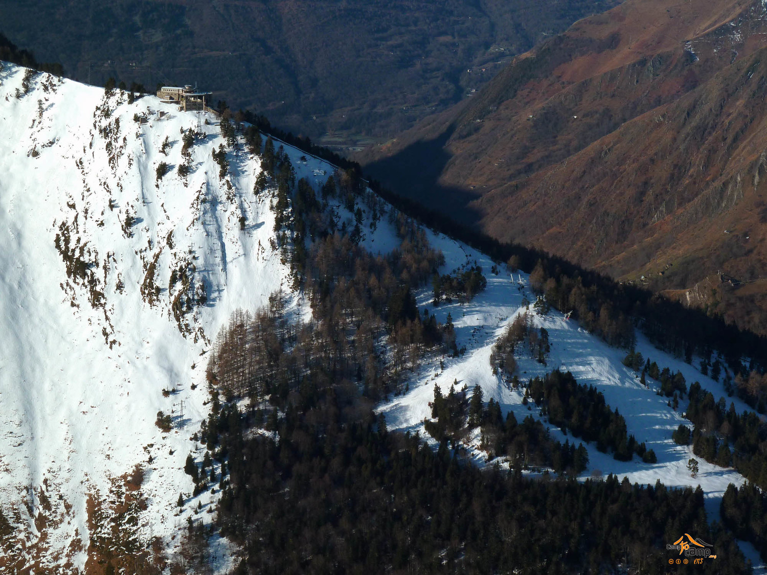 Face est du pic de l'Ayré, côté finiculaire et pistes de ski