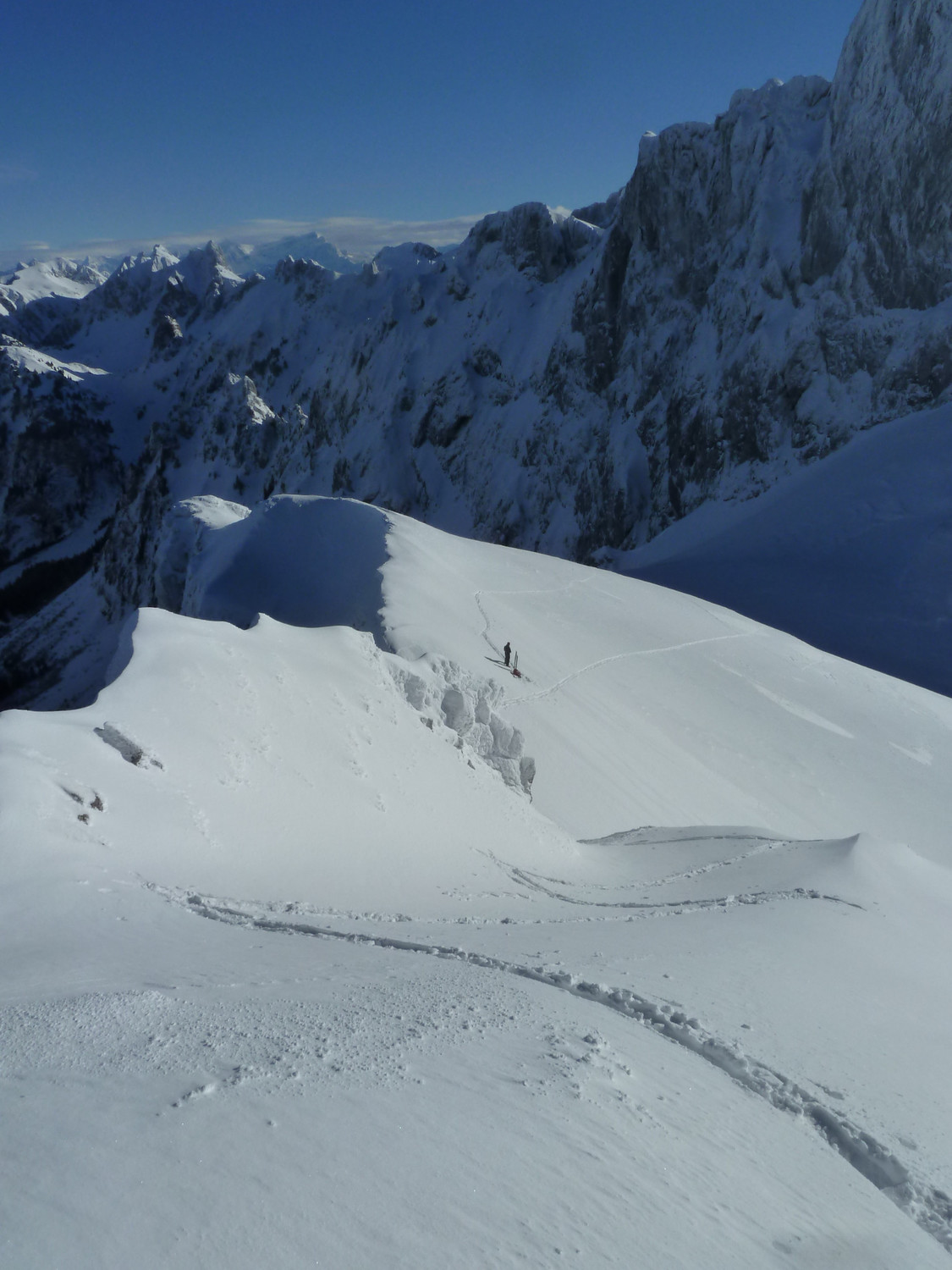 Direction l'arêt sur fond de l'imposante muraille N du Château d'Oche
