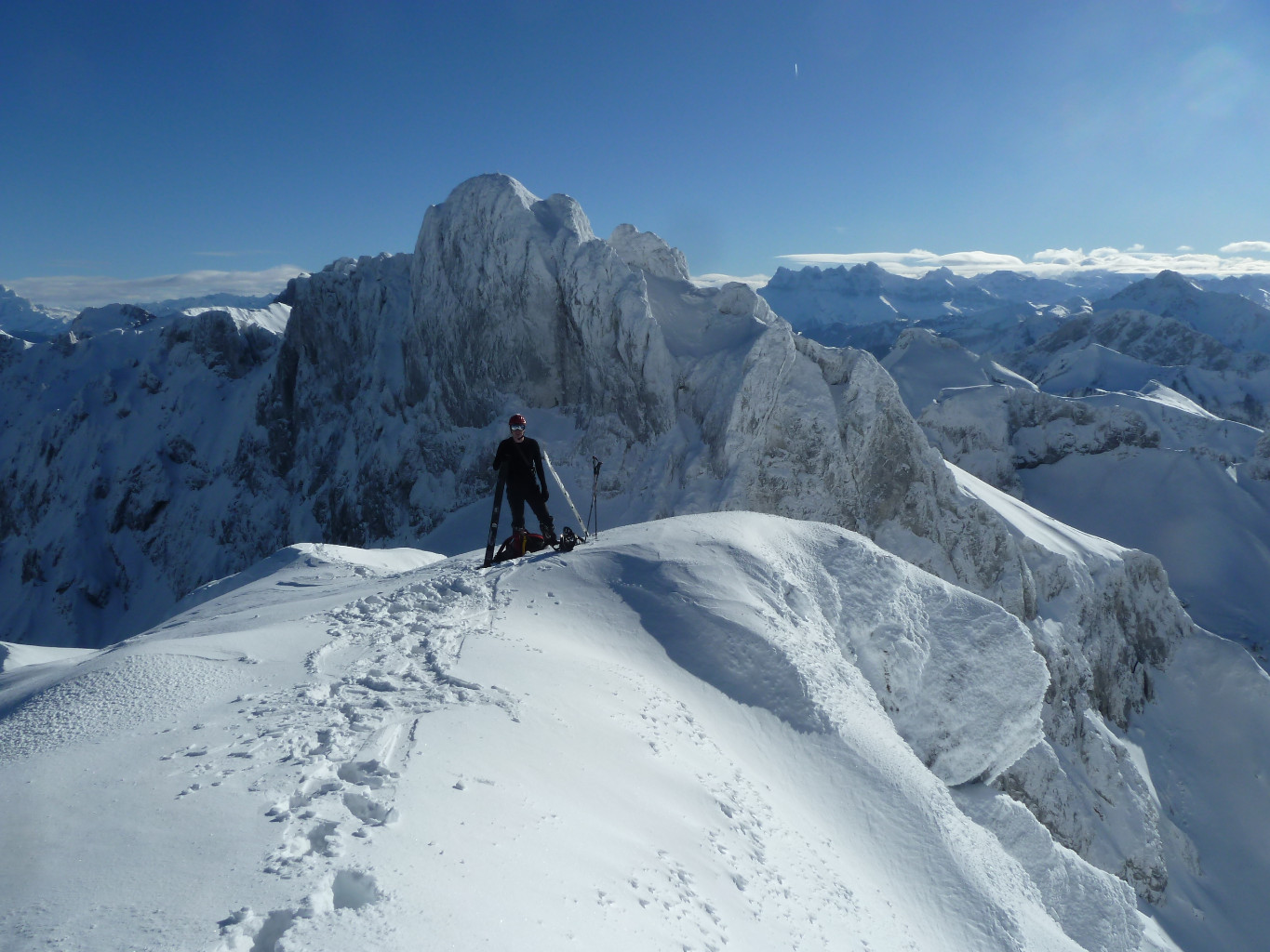 Il est temps de quitter les peaux pour les troquer contre des crampons et rejiondre notre couloir avec vue sur les Dents du Midi!
