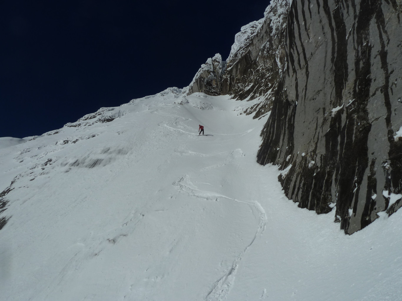 Première pente derrière nous, l'horizon s'ouvre, la neige tien bien le coup, on peut lâcher un tout petit peu plus