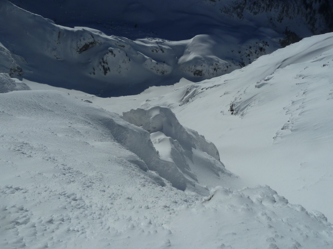 La pente vue du haut, jusqu'au retour sur la voie normale. Le "couloir" est sur la gauche (non visible ici)