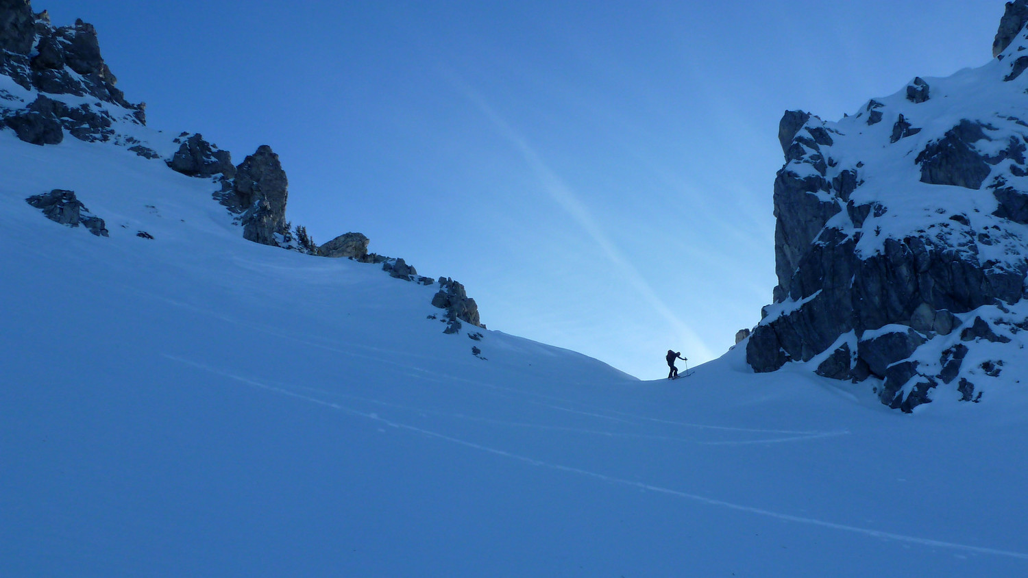 Et de la pointe de la spatule, il signe la neige d'un Z....Le Choucas