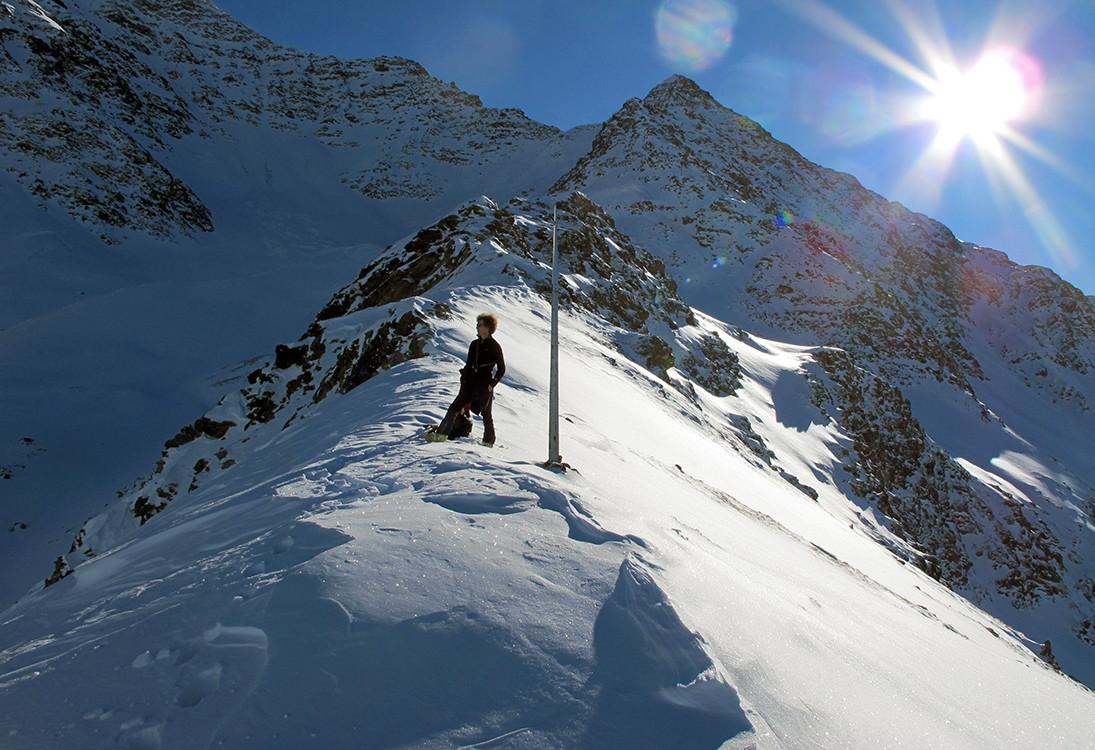Dosso Tresero; sulla sommità della quota 2603. Sullo sfondo la Punta Segnale 3132 m.