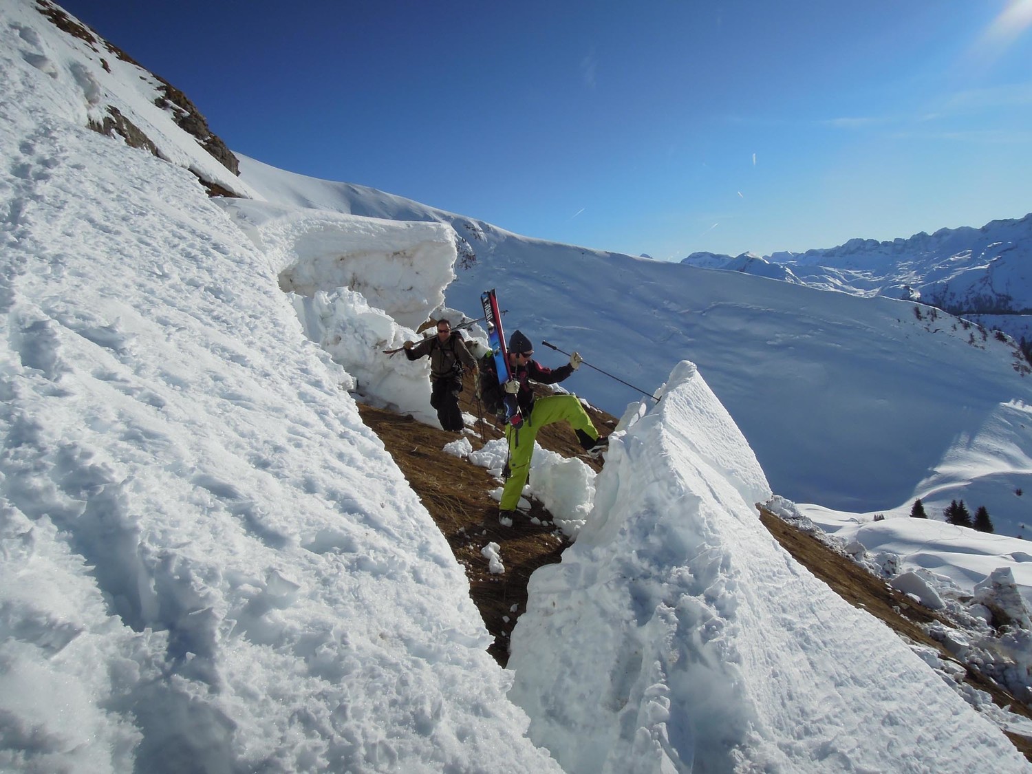 Cime du Piron. De grosses zones de reptation en versant S.