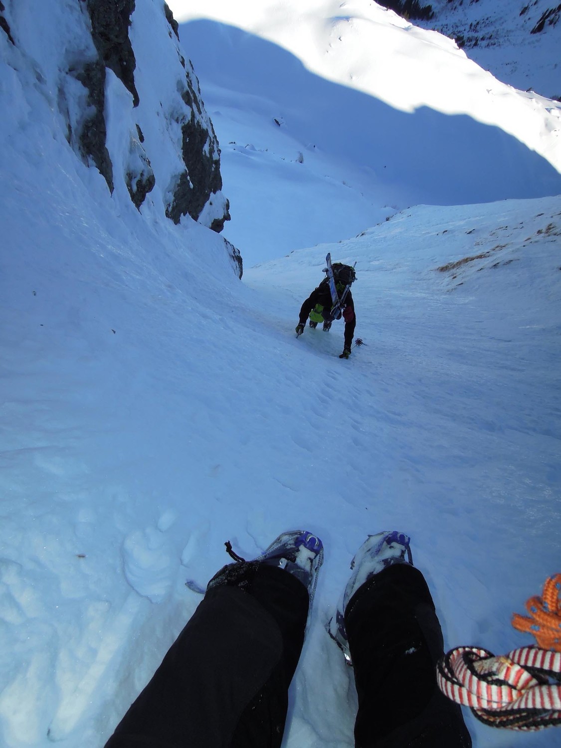 Cime du Piron face NE. Petite séance marche arrière pour trouver le relais.