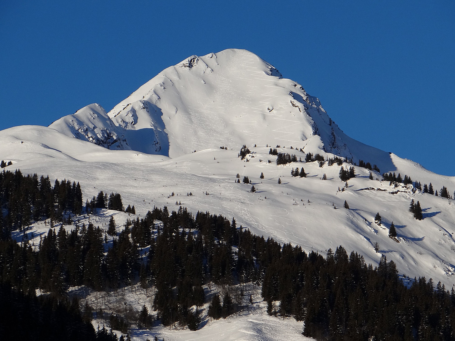 La Légette, à remarquer la trace de montée à droite non massacrée à la descente