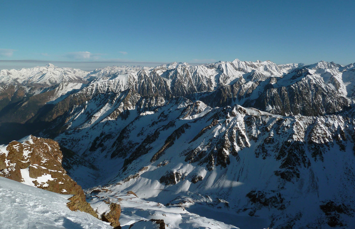 Quelle vue. Les plus aguerris reconnaitront au loin le mont Valier. Mais loin, loin ...