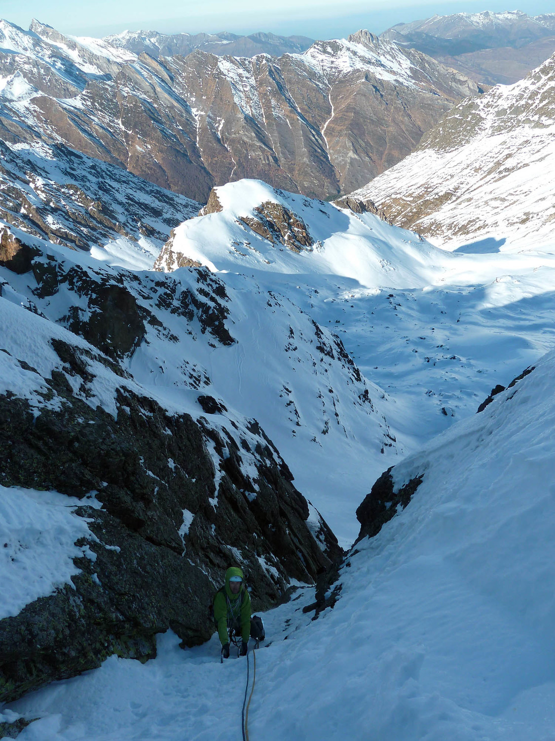 Ice en milieu de L3, avec la vallée du lac d'Estaing en arrière plan