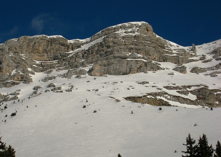 Sous le Pas de l'Oeille de la Dent de Crolles, on devine quelques skieurs