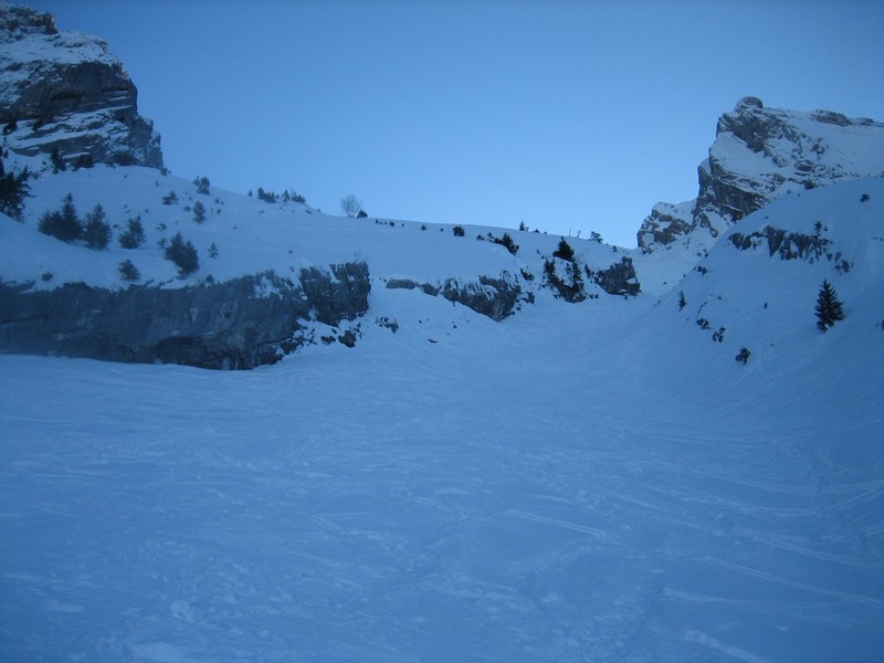 Descente dans le petit goulet sur le bas de la combe du Grand Crêt