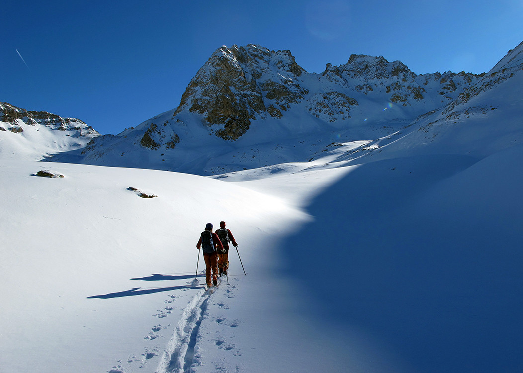 salendo al Nolla; sullo sfondo il Piz digl Gurschus