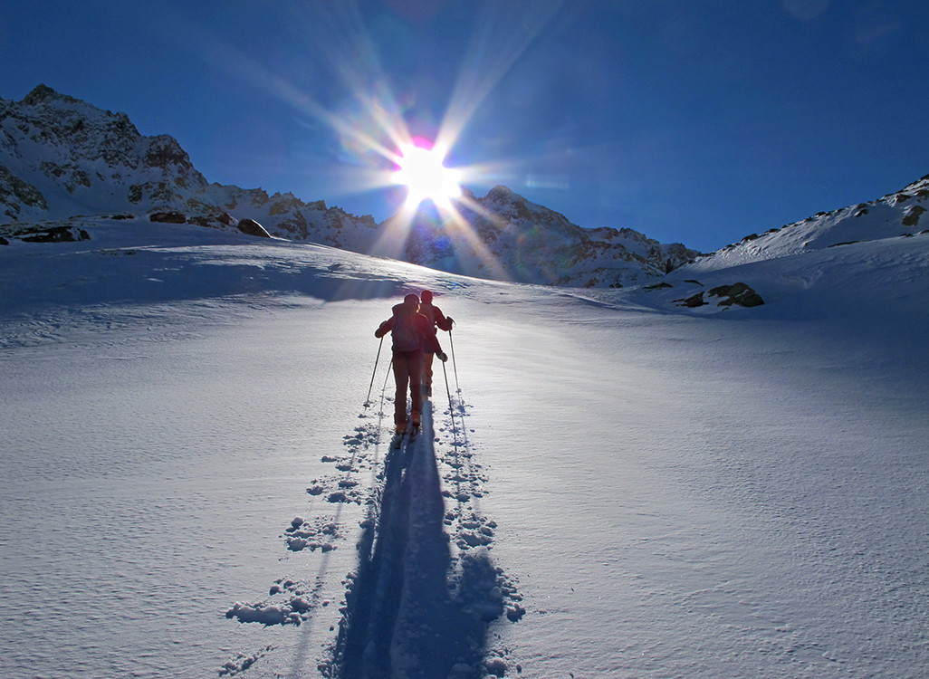 Nolla: controluce salendo alla sella di quota 2551 m
