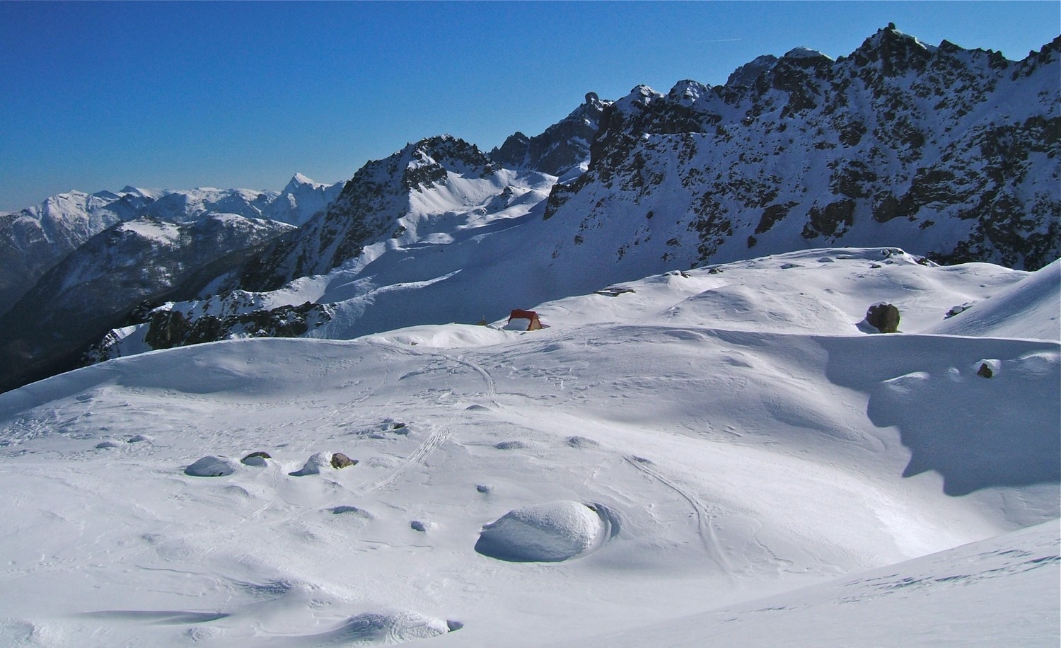 Bivouac vers 2450m et vue sur l'itinéraire allant à Mte Soubeyran.