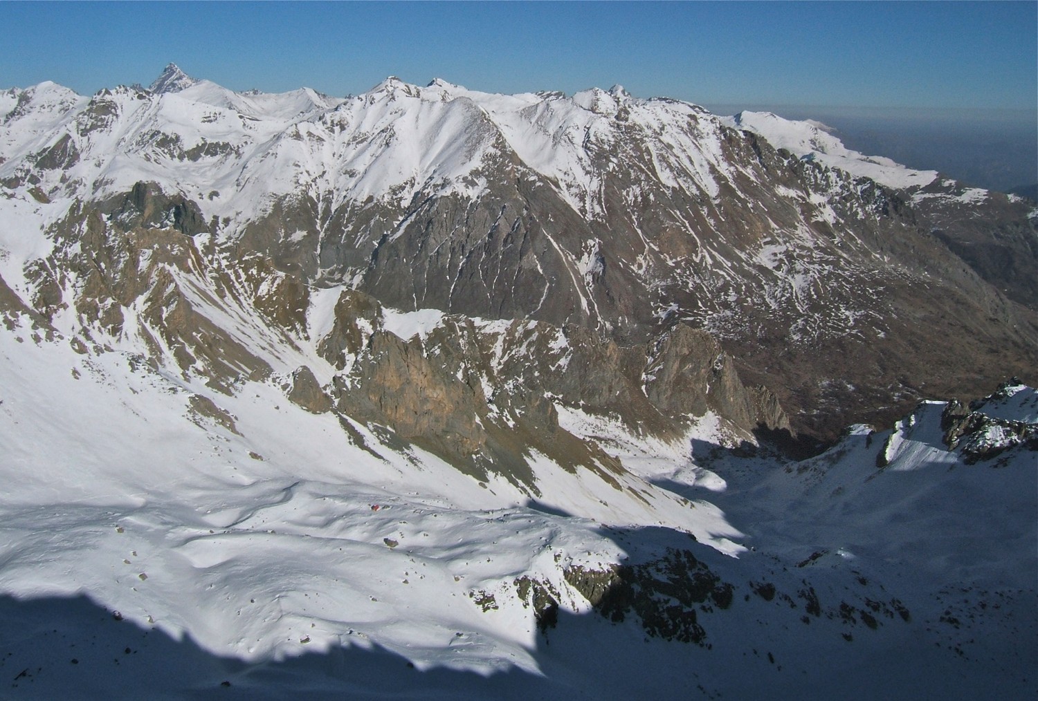 Le Viso (la pointe à gauche) domine l'itinéraire de descente au soleil.