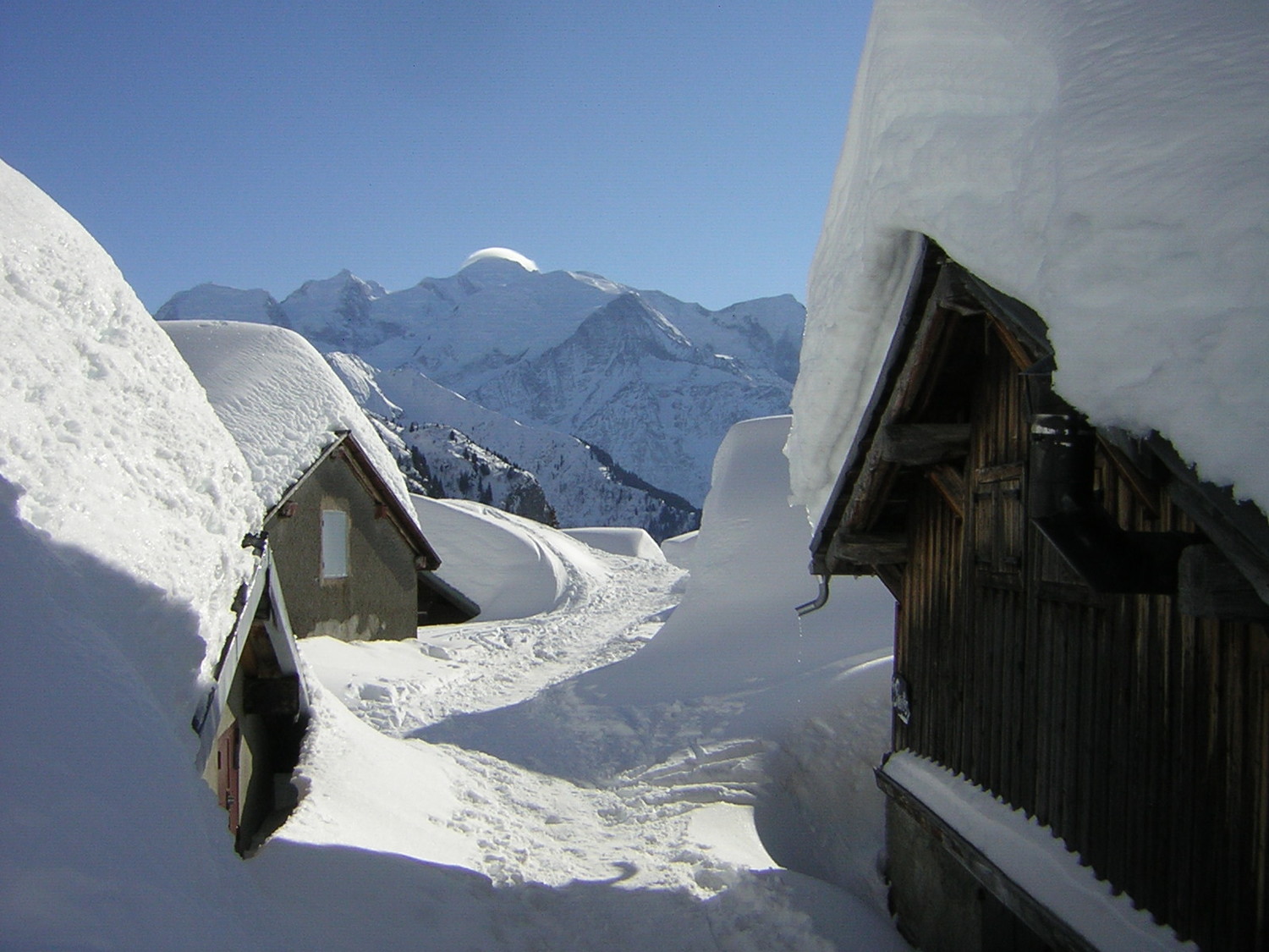 Les Ayères d'En Haut et lenticulaire sur le Mont-Blanc