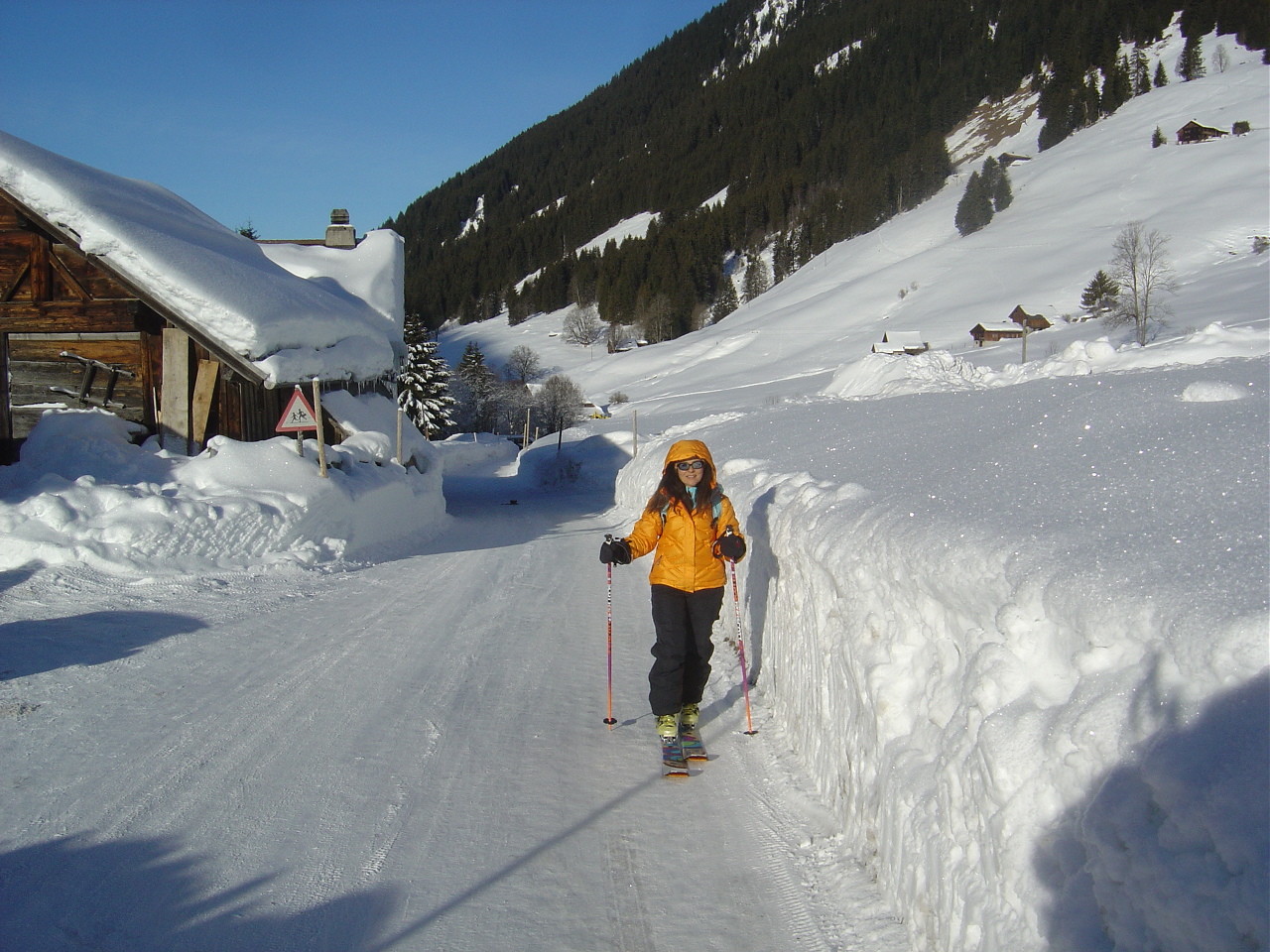 Marianne n'est pas très grande, c'est vrai, mais que de neige Chez les Henchoz.