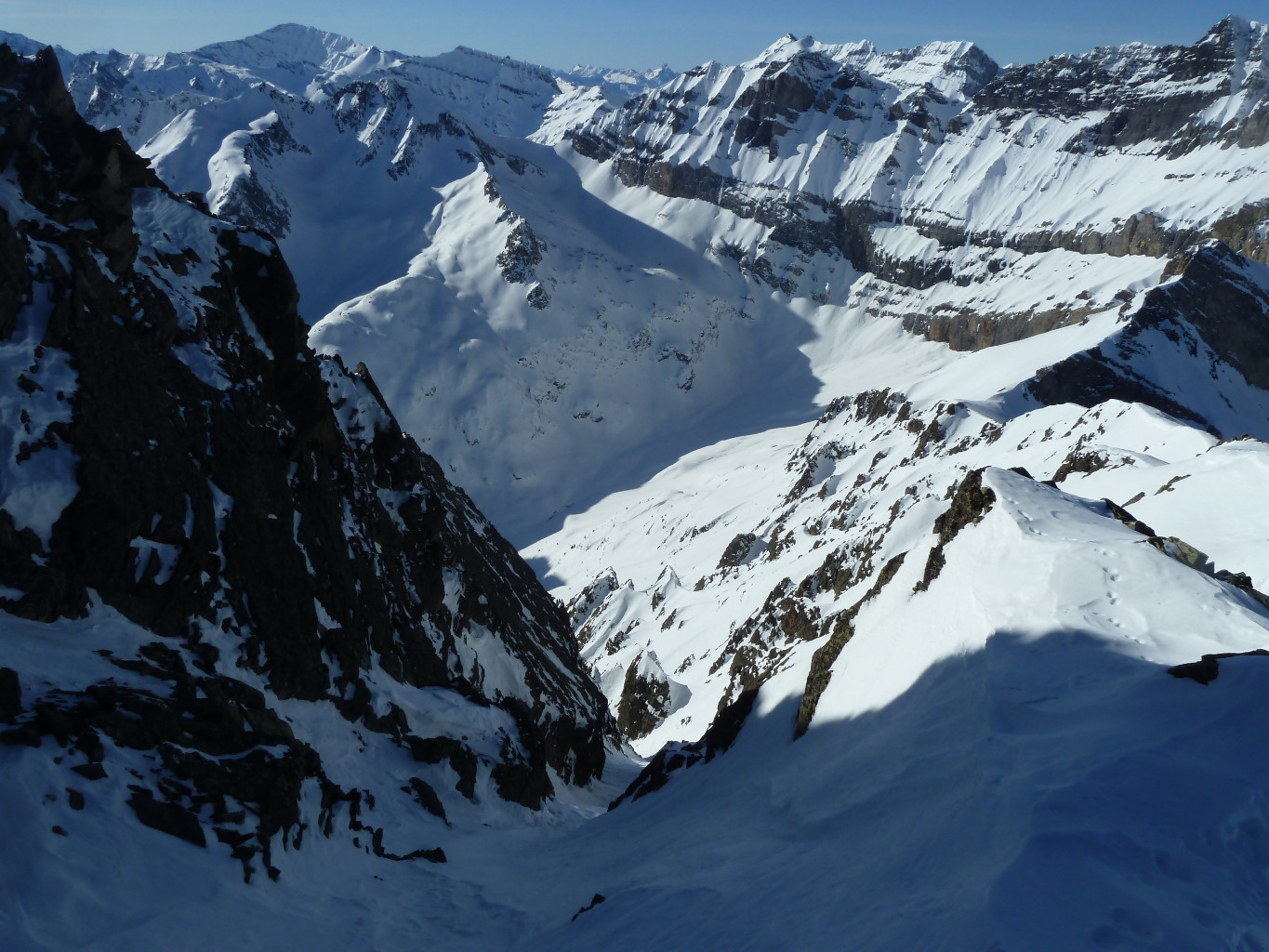 Au-dessus du col d'Emaney, l'impressionnant mur de l'envers des Pointes d'Aboillon, et un des nombreux couloirs du Luisin sous mes pieds
