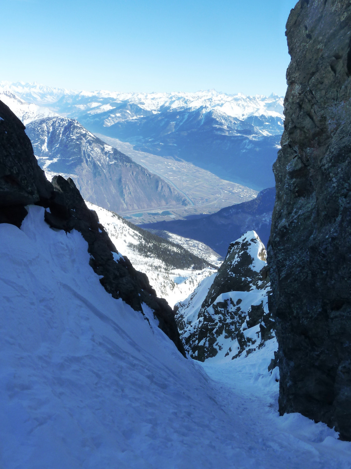La vue du sommet du couloir sur la vallée du Rhône