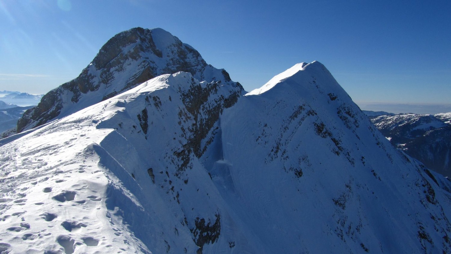 Vue sur la Pointe Blanche depuis le col