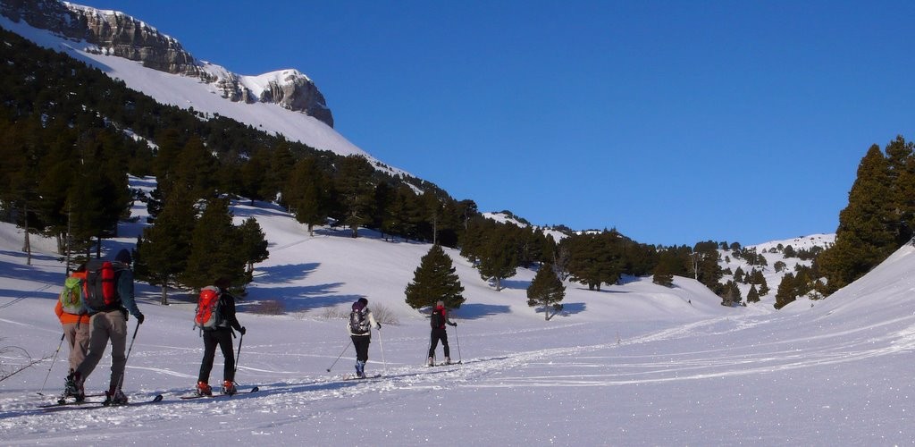 Montagnette au fond à gauche