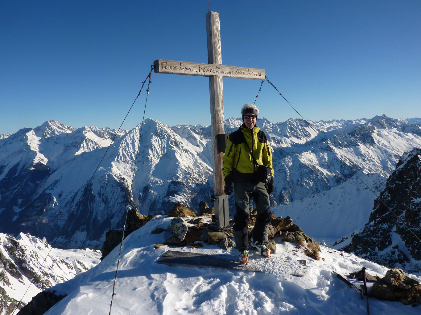 In cima al Wichelhorn, sullo sfondo il Bristen e l'Oberalpstock con la discesa del Bachenfirn