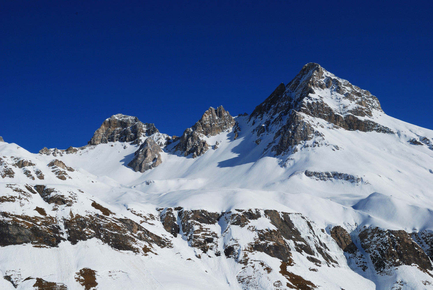 Durante la salita al Schollenhorn da sinistra Alperschallihorn 3039 m Steilerhorn 2930 m e Teurihorn 2973 m