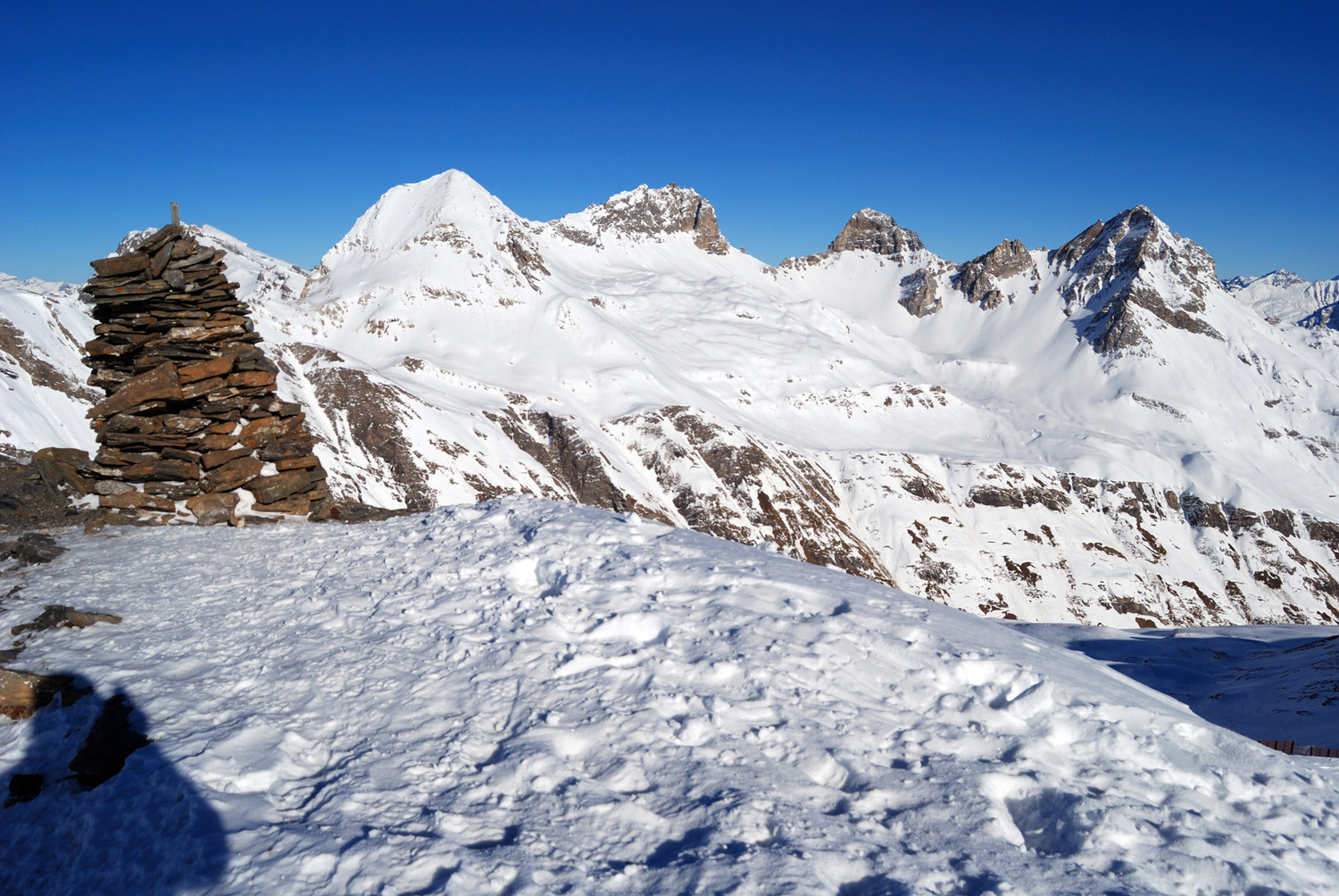 Dal Schollenhorn 2732 m da sinistra vista su Weisshorn 2988 m, Alperschallihorn 3039 m, Steilerhorn 2930 m e Teurihorn 2973 m