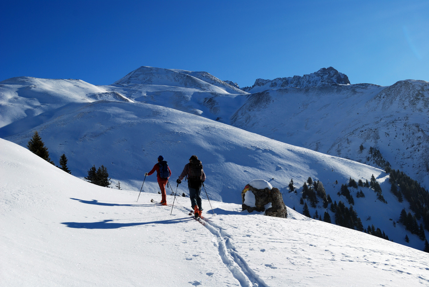 Salendo verso l'Alpe Lambegn il versante N del Nolla spazzato dal vento