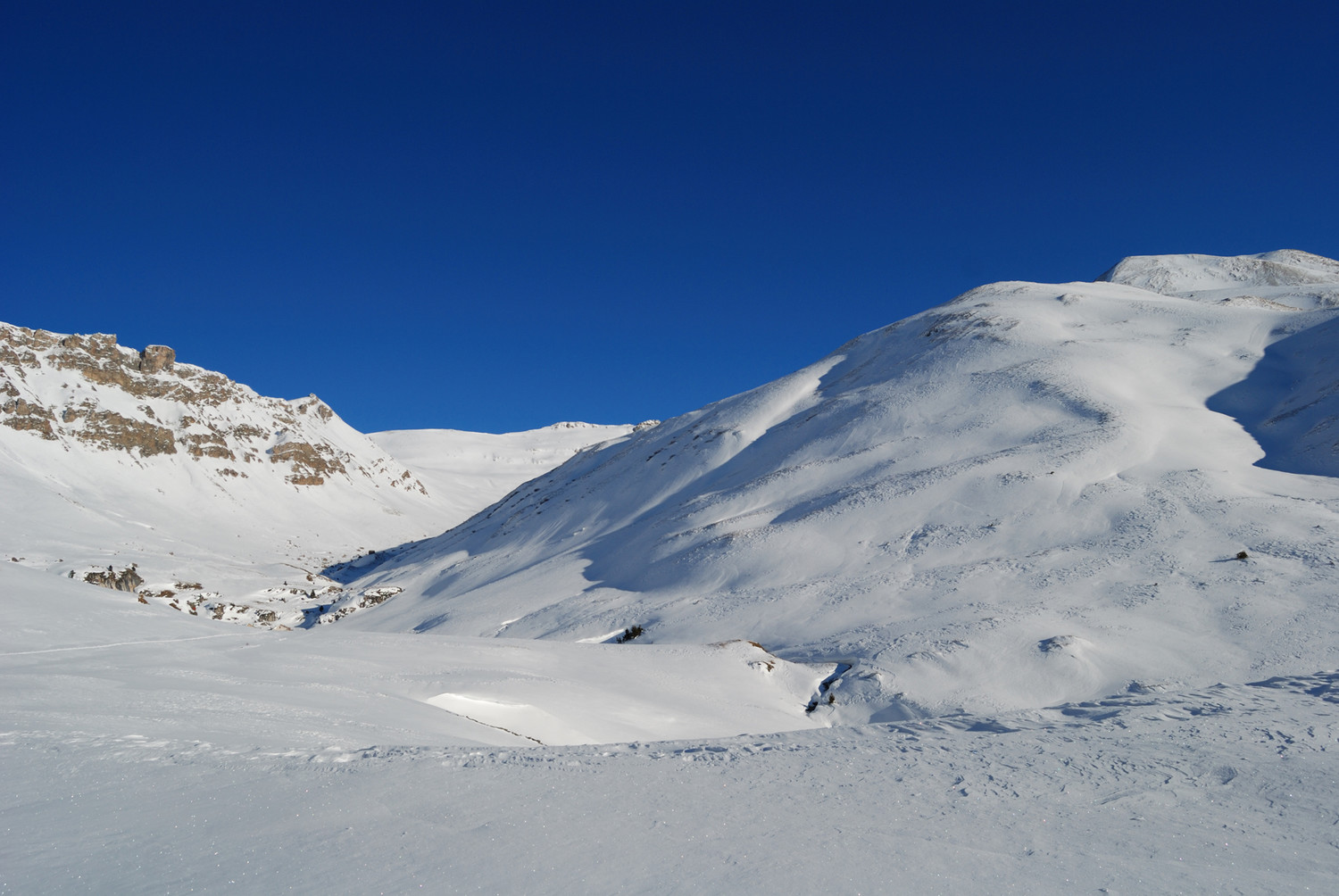 Il pianoro poco prima di raggiungere l'Alpe Lambegn a circa 2000 m, a destra il Nolla