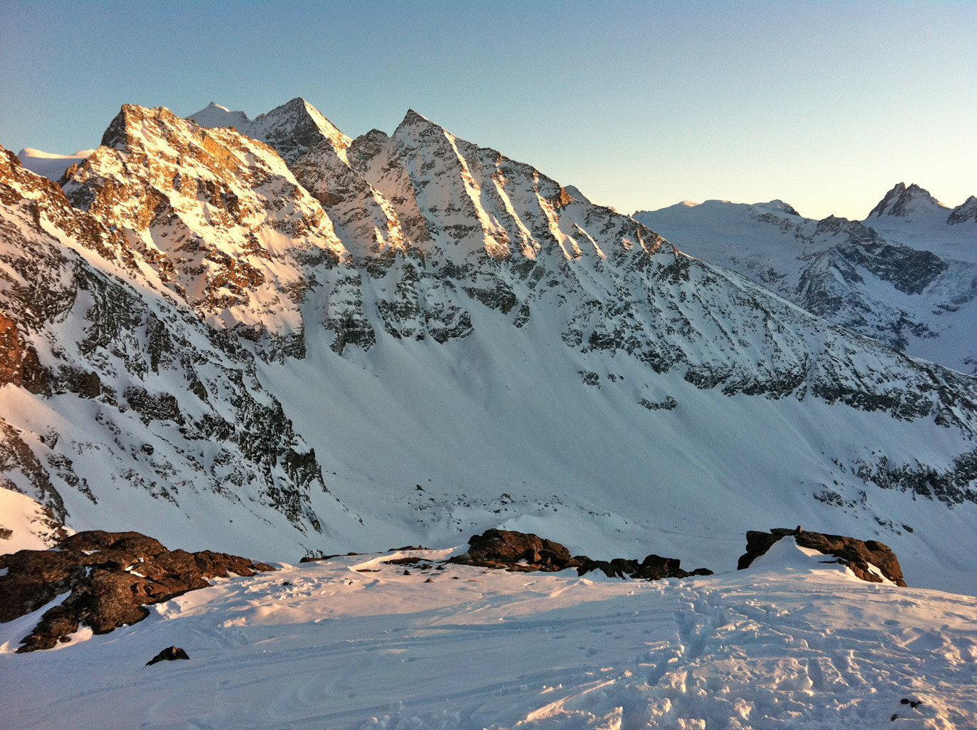 Tsa de l'An all tracked out seen from the Serra Neire, 16h30 janvier