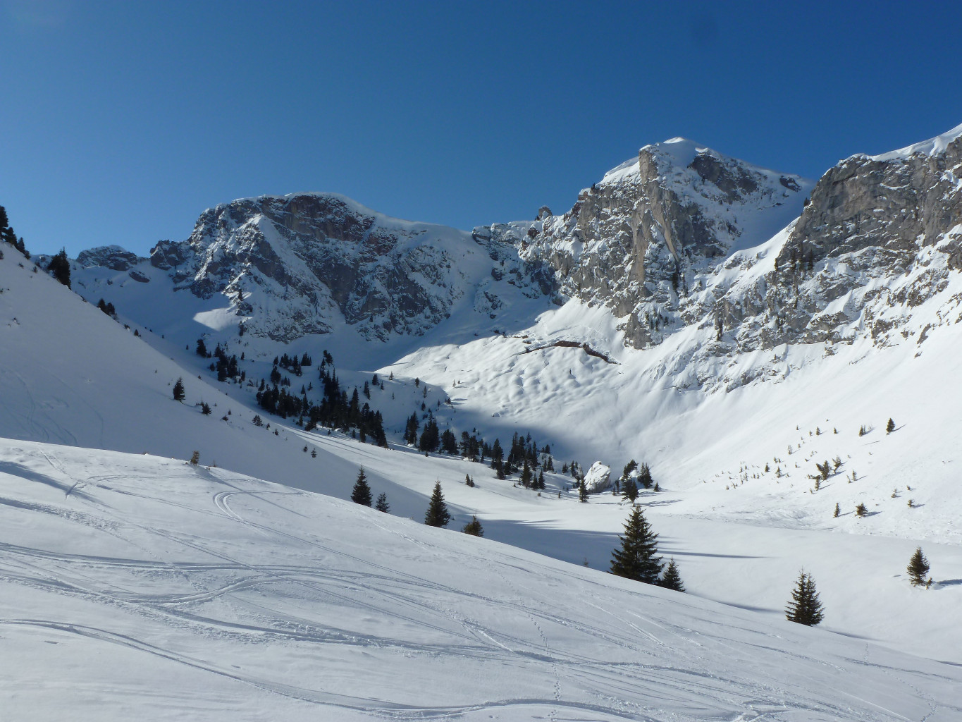 Le fond du vallon de l'Alpetli, barré par le Pfad