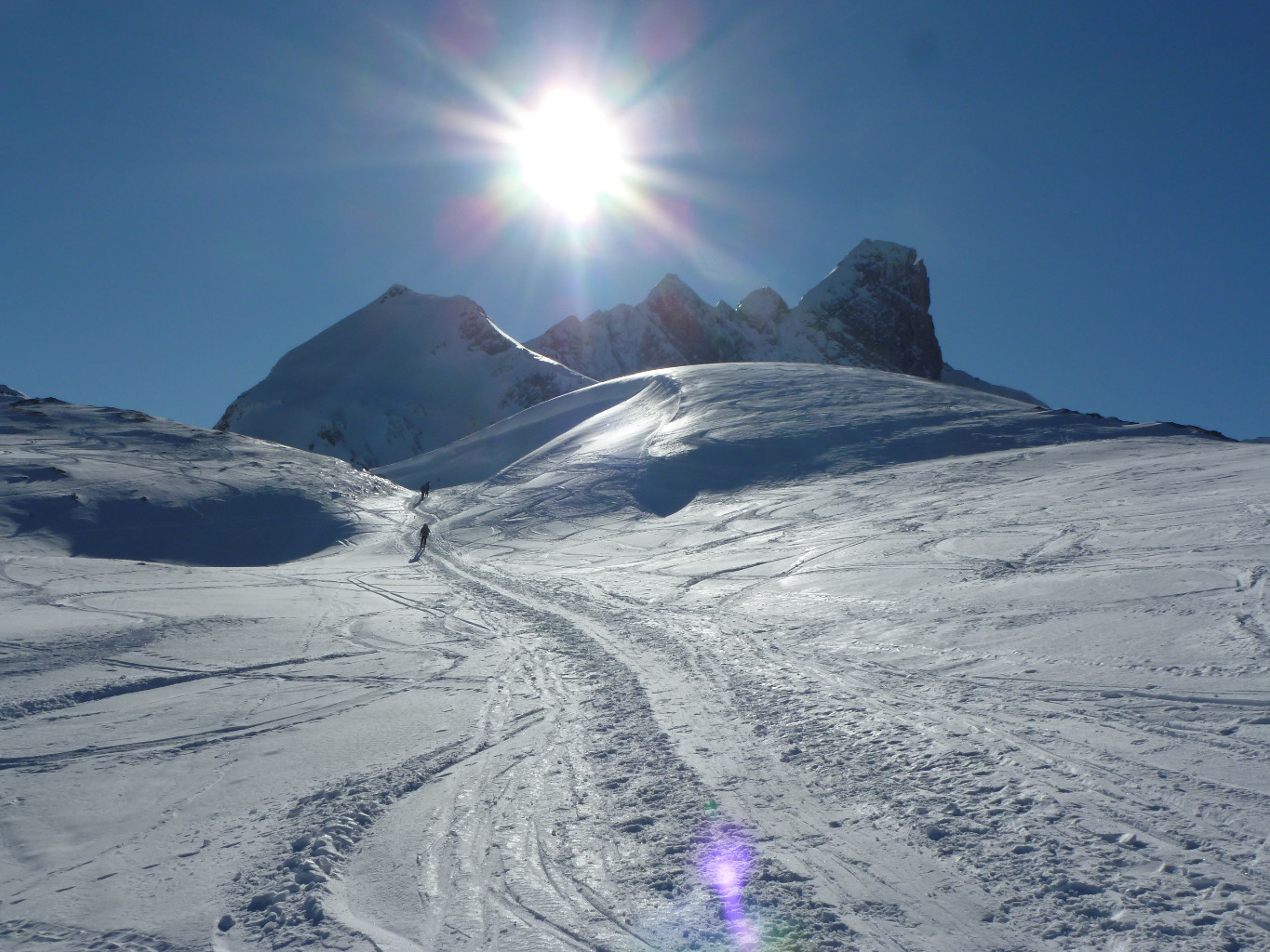 A G, la bosse 2236m ; à D, l'impressionnant Hinderi-Spillgerte (2476m)