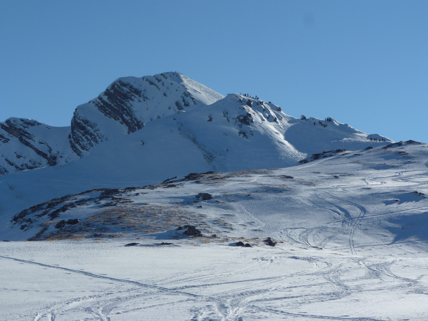 Déjà du monde sur Mariannehubel ; mais aussi derrière juste à G, sur le Rothorn