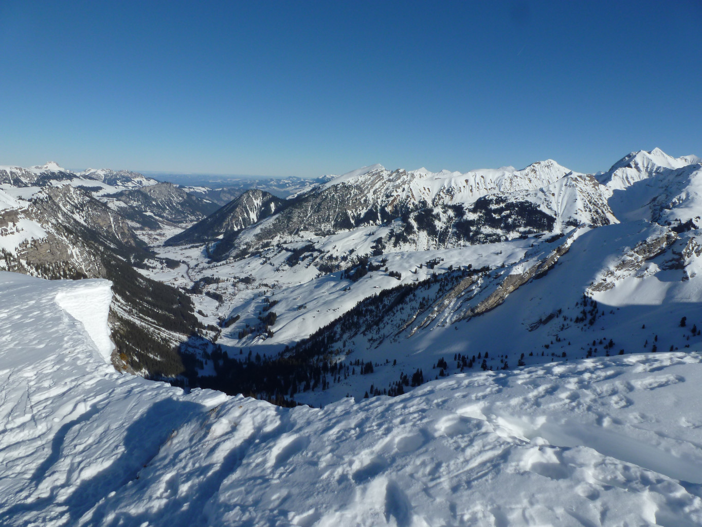 Au sommet de Mariannehubel (2155m) : la vallée de Diemtigtal, et au fond à D le Männliflue