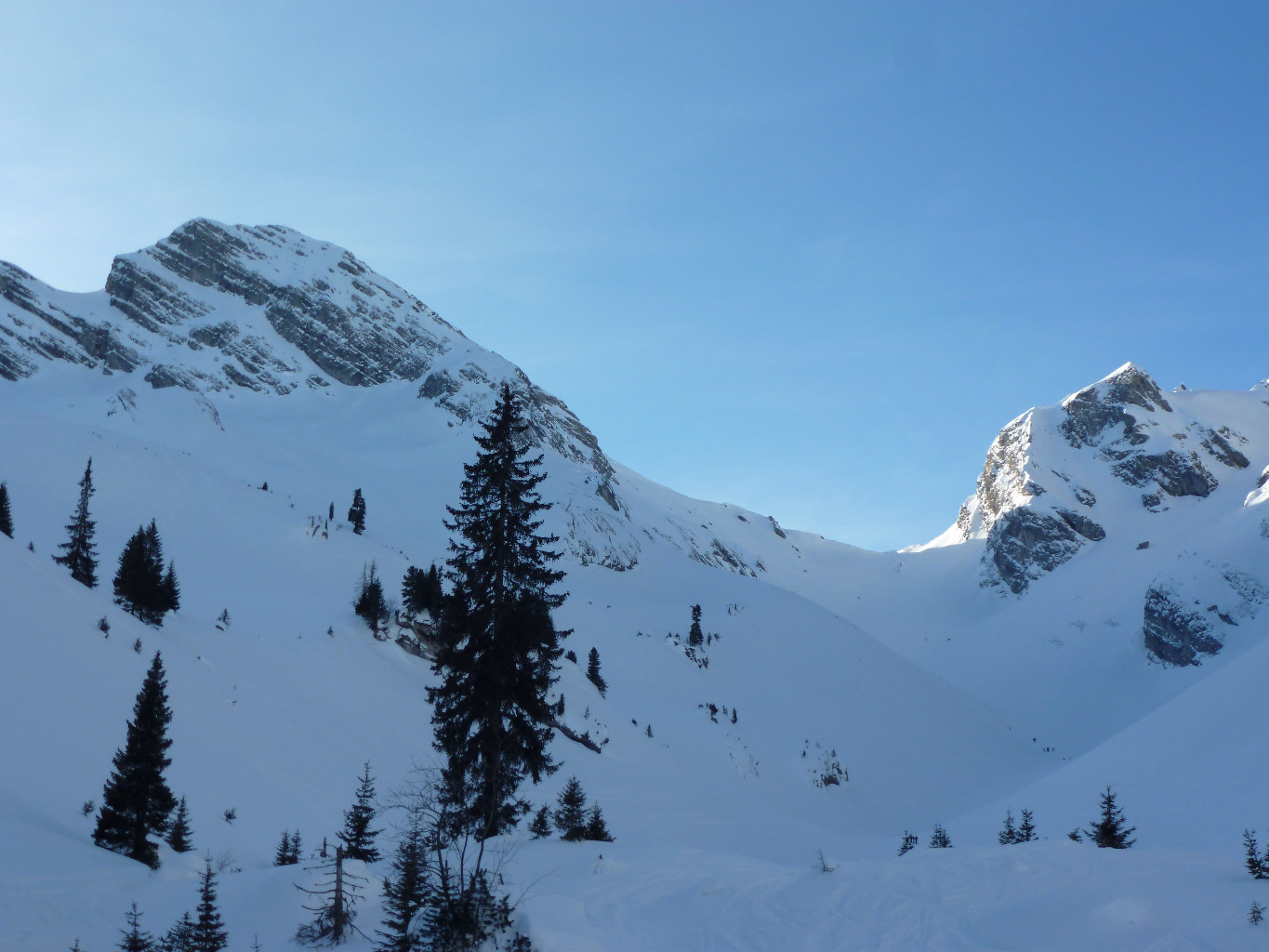Le Rothorn, son col, et le couloir NW qui y mène