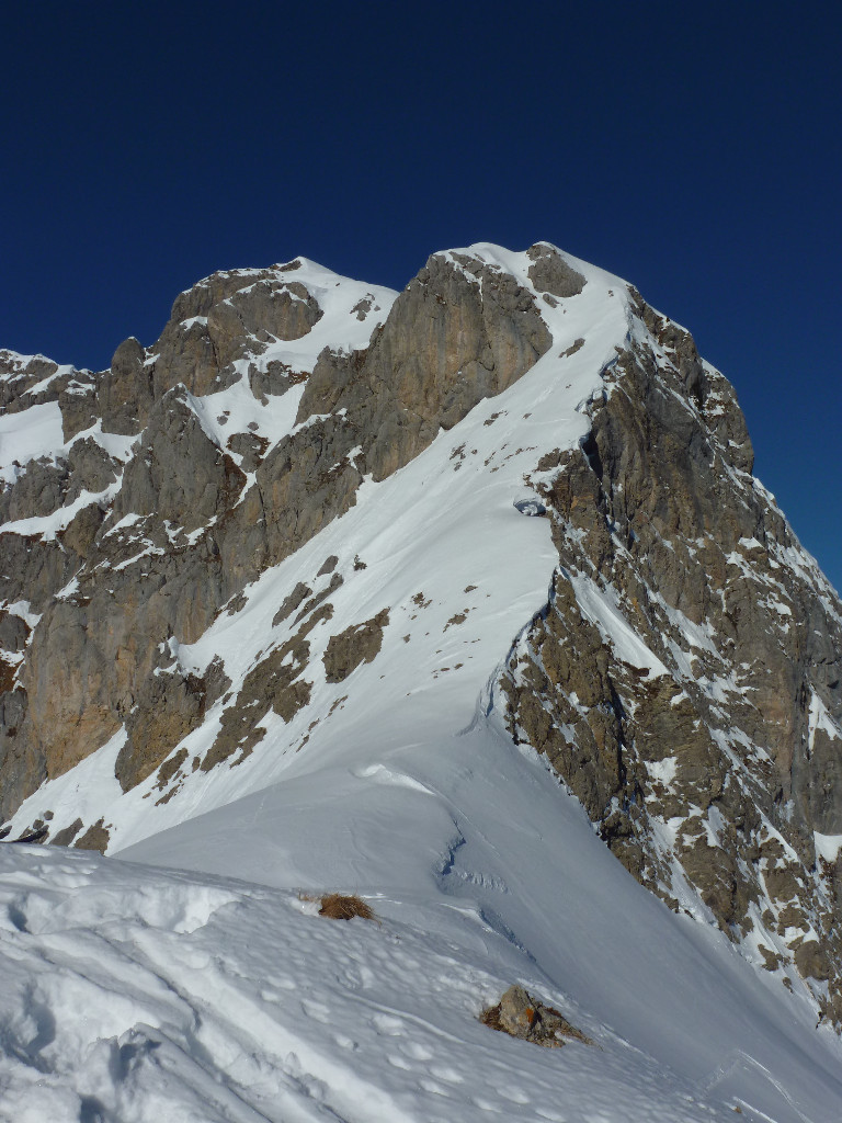 Au col (2224m) : les contreforts de l'Hinderi-Spillgerte