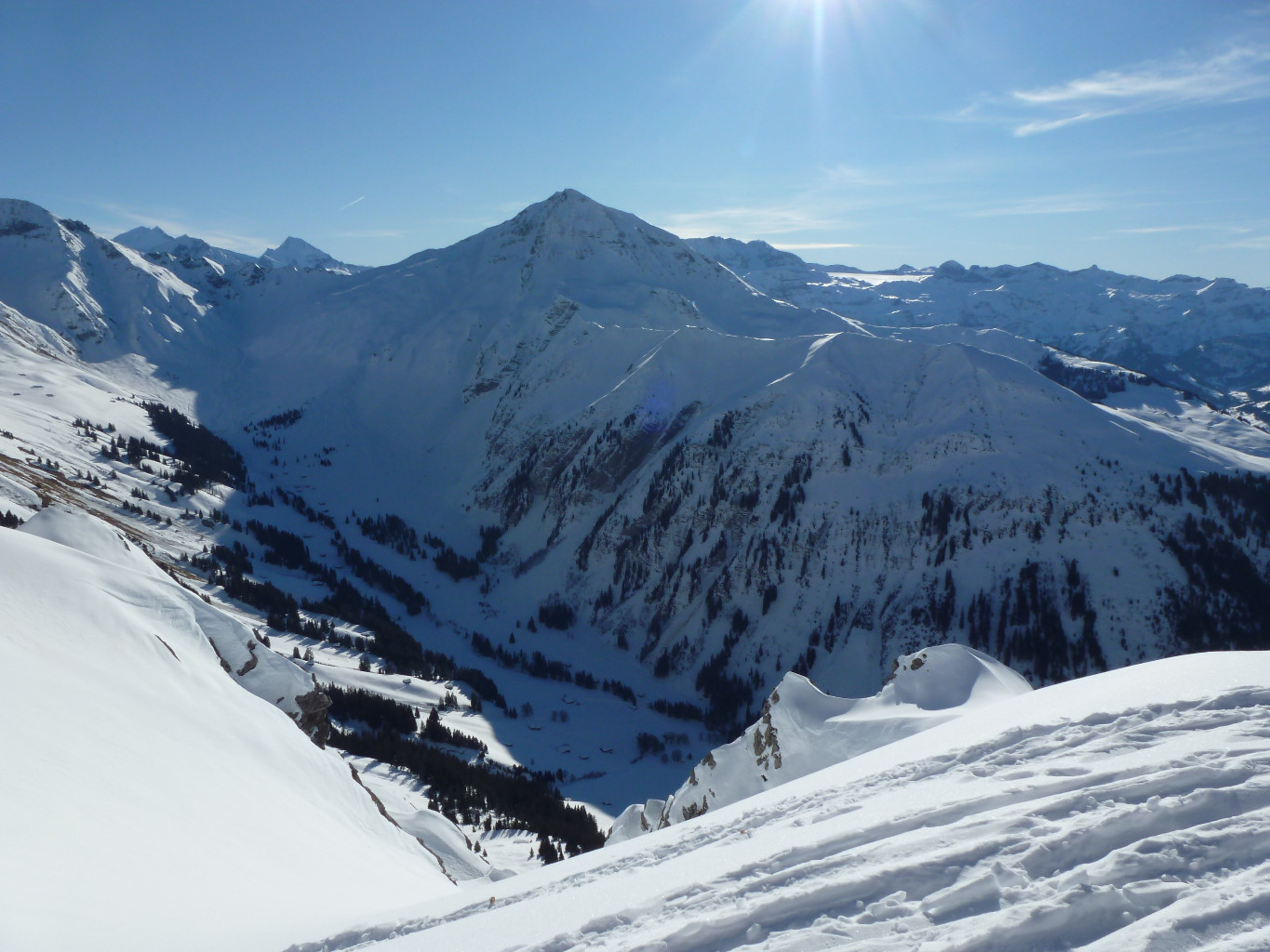 Du col : Albristhorn (2762m), et au loin le Glacier de la Plaine Morte