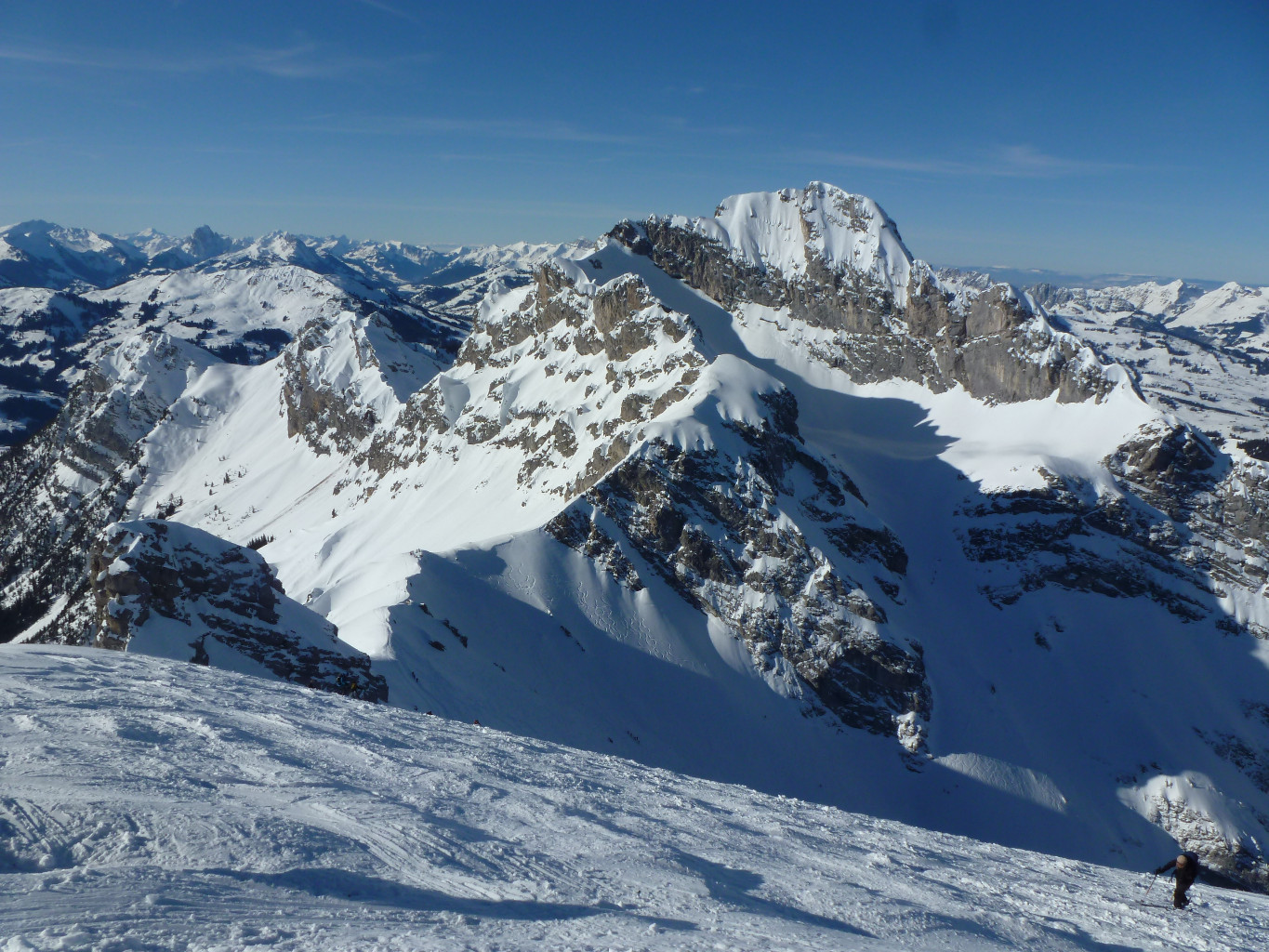 Du sommet : le col, et au fond Hinderi-Spillgerte (2476m)