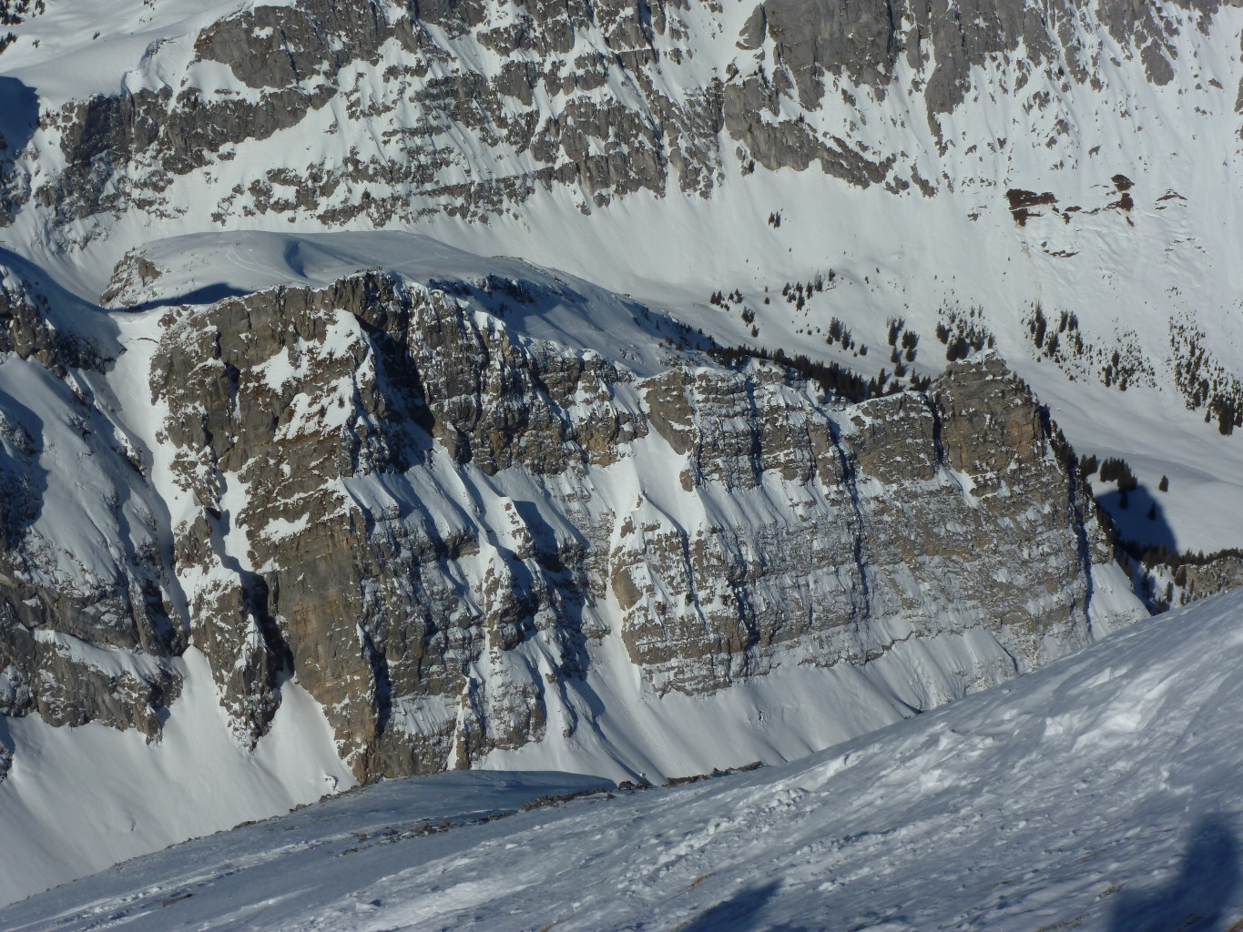 Du sommet : à G, c'est aussi la foule au sommet de Mariannehubel (2155m)